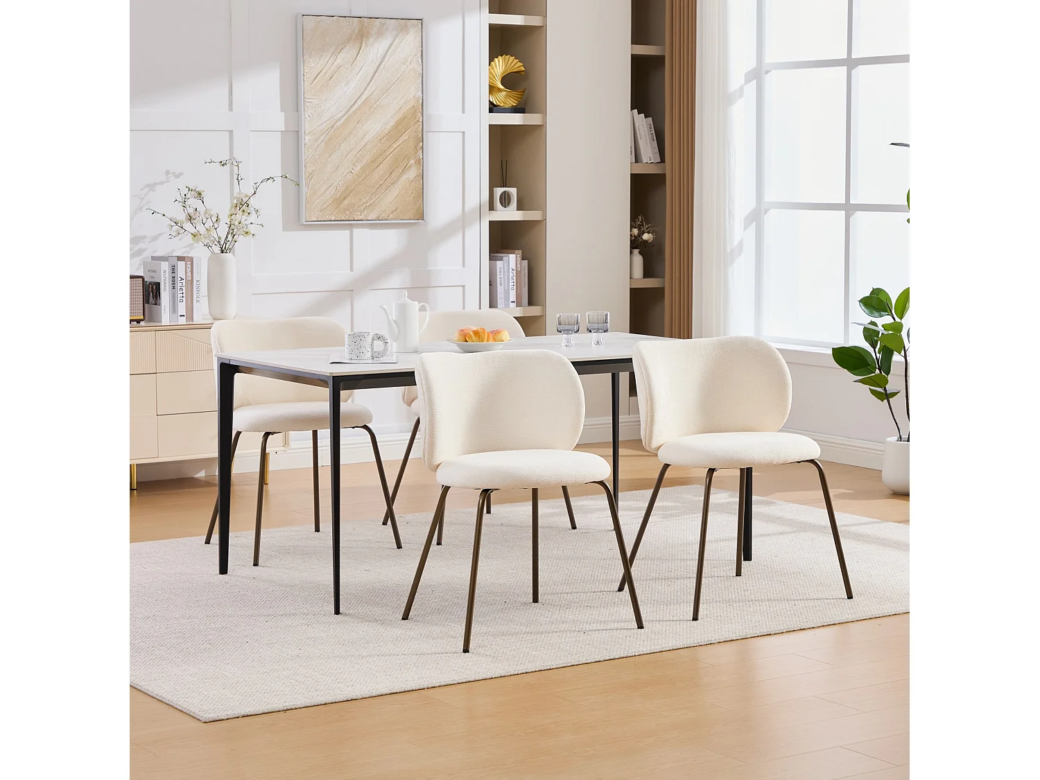 Set di 2 sedie da pranzo in ciniglia color crema con gambe in metallo color bronzo.