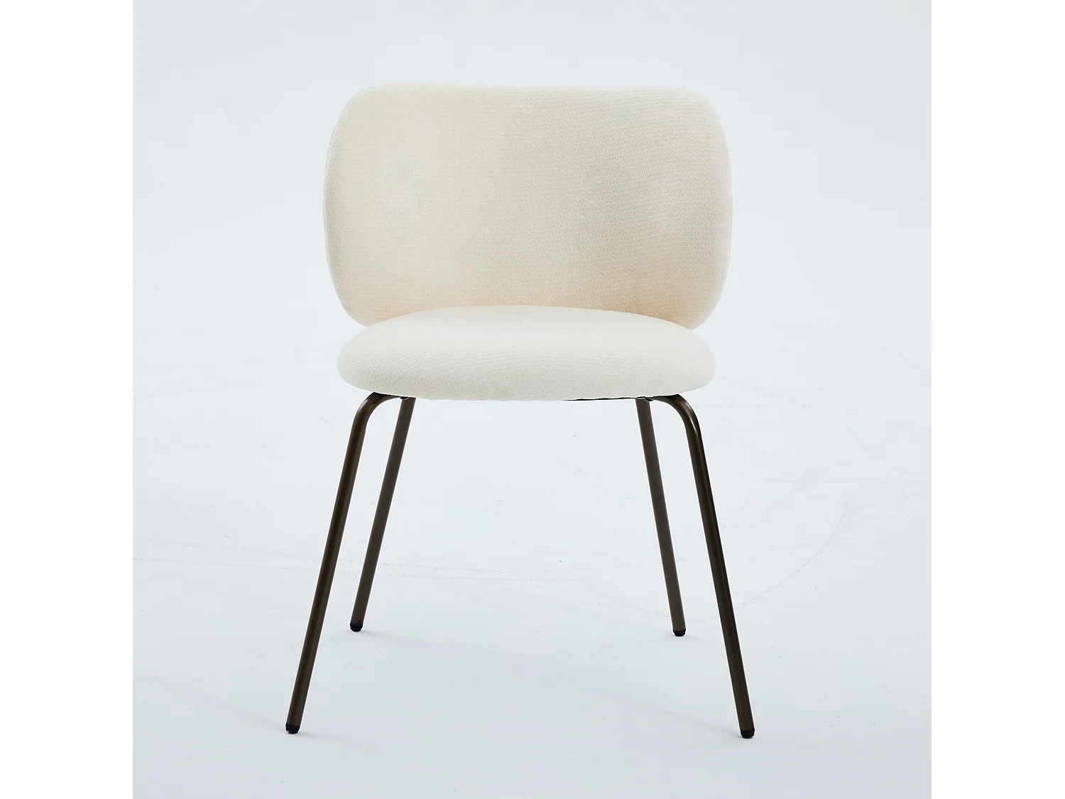 Set di 2 sedie da pranzo in ciniglia color crema con gambe in metallo color bronzo.