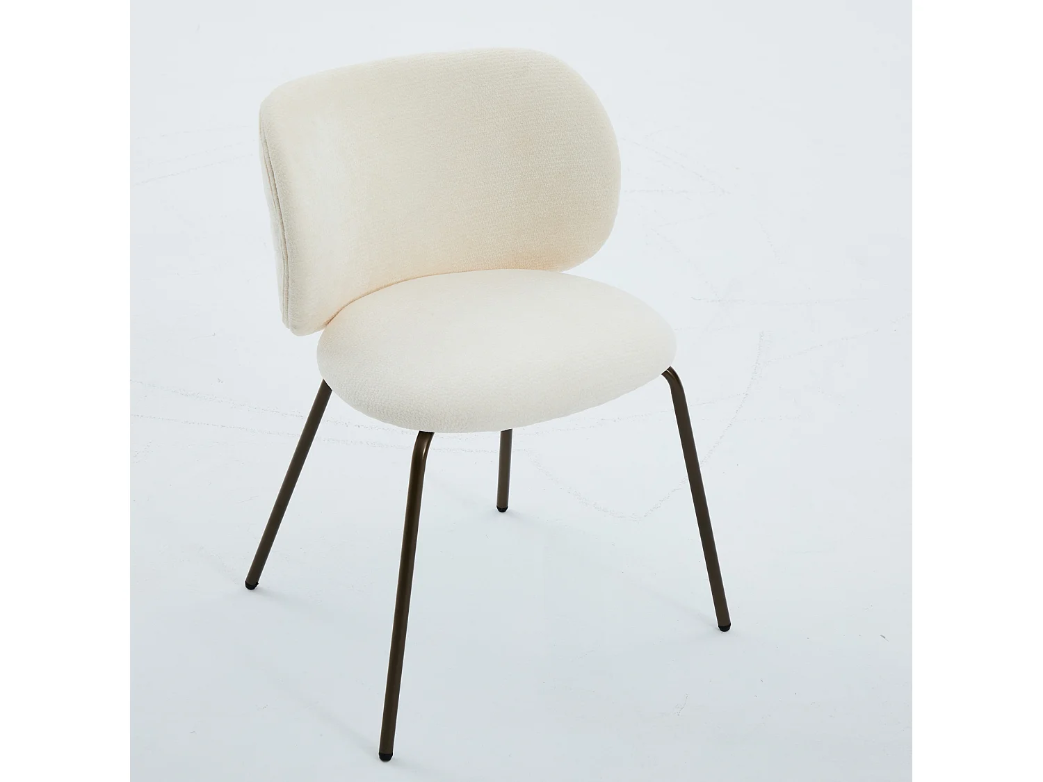 Set di 2 sedie da pranzo in ciniglia color crema con gambe in metallo color bronzo.