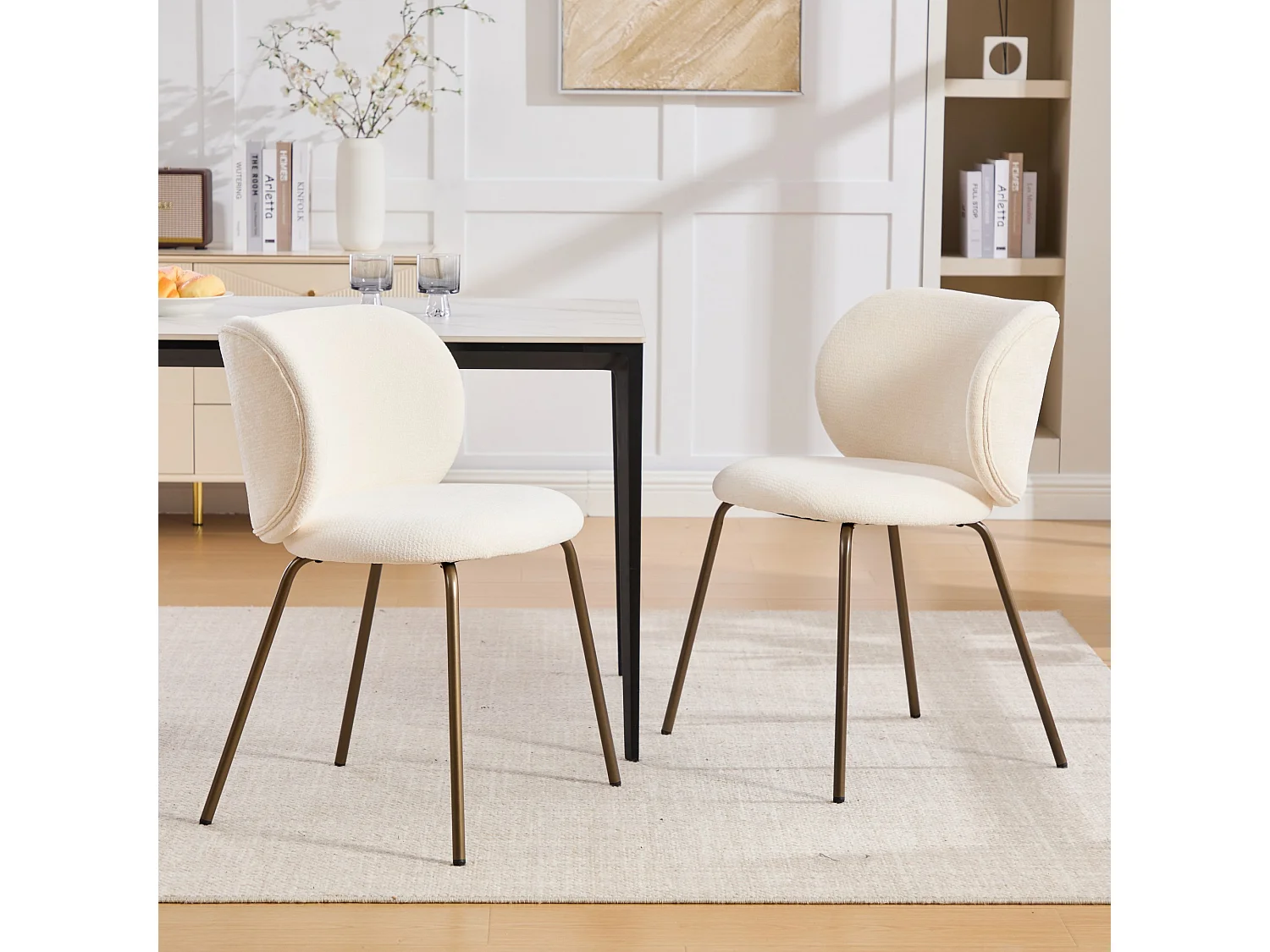 Set di 2 sedie da pranzo in ciniglia color crema con gambe in metallo color bronzo.