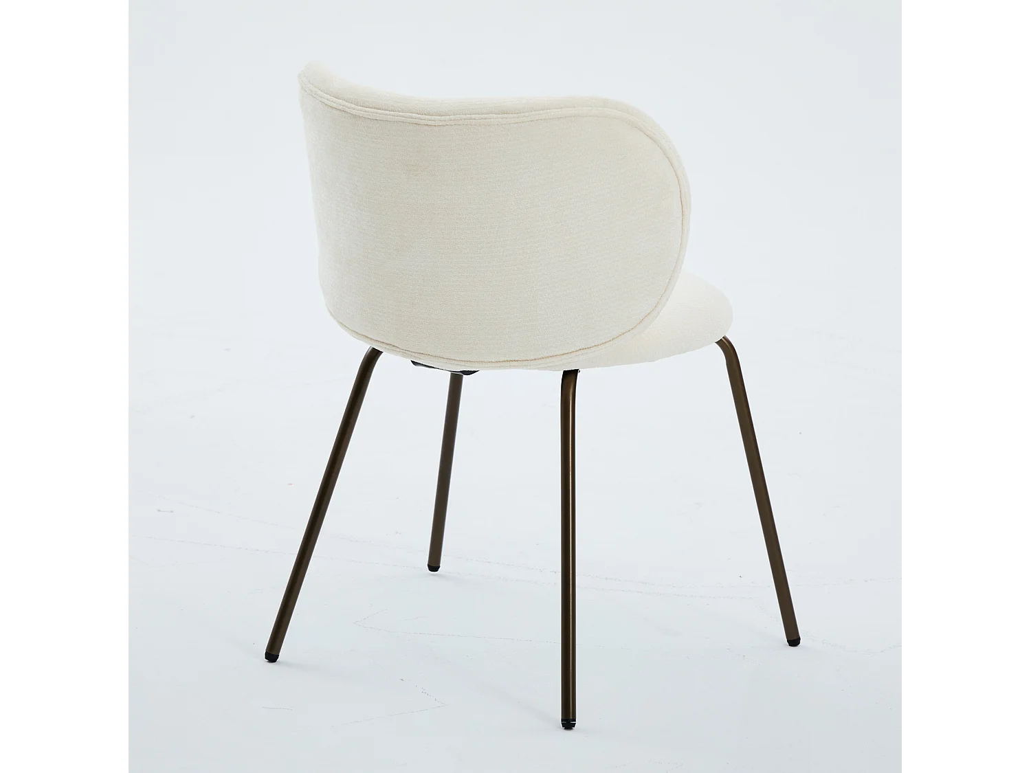 Set di 2 sedie da pranzo in ciniglia color crema con gambe in metallo color bronzo.