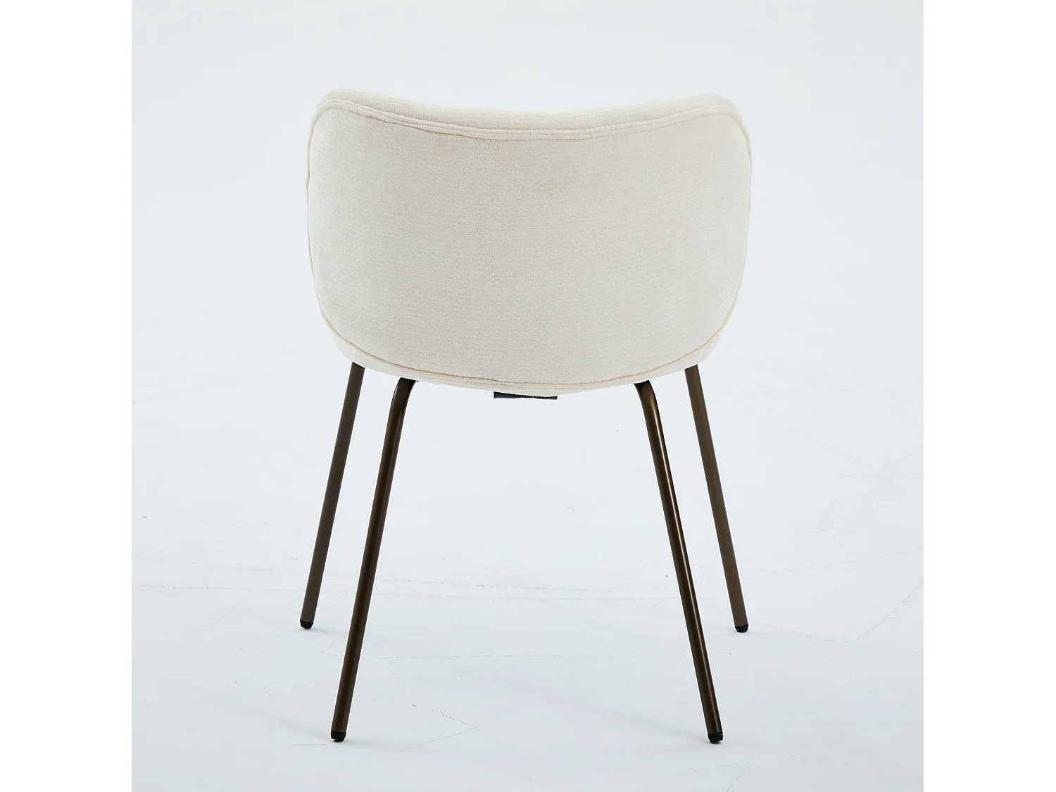 Set di 2 sedie da pranzo in ciniglia color crema con gambe in metallo color bronzo.