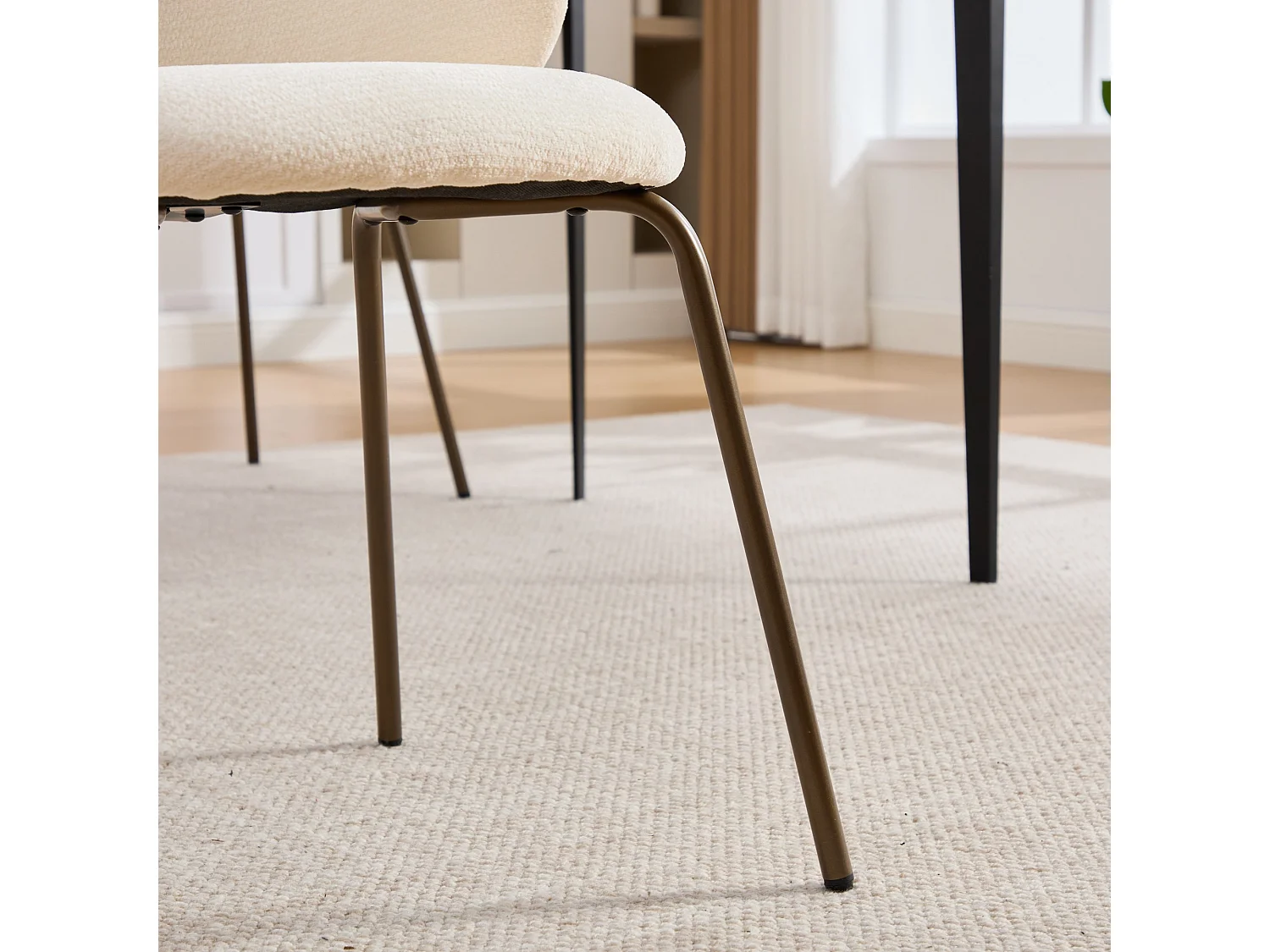 Set di 2 sedie da pranzo in ciniglia color crema con gambe in metallo color bronzo.