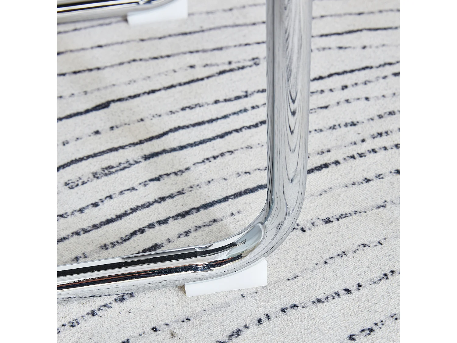 Lot de 4 chaises en simili cuir PU gris clair - Pieds métal argenté antidérapants