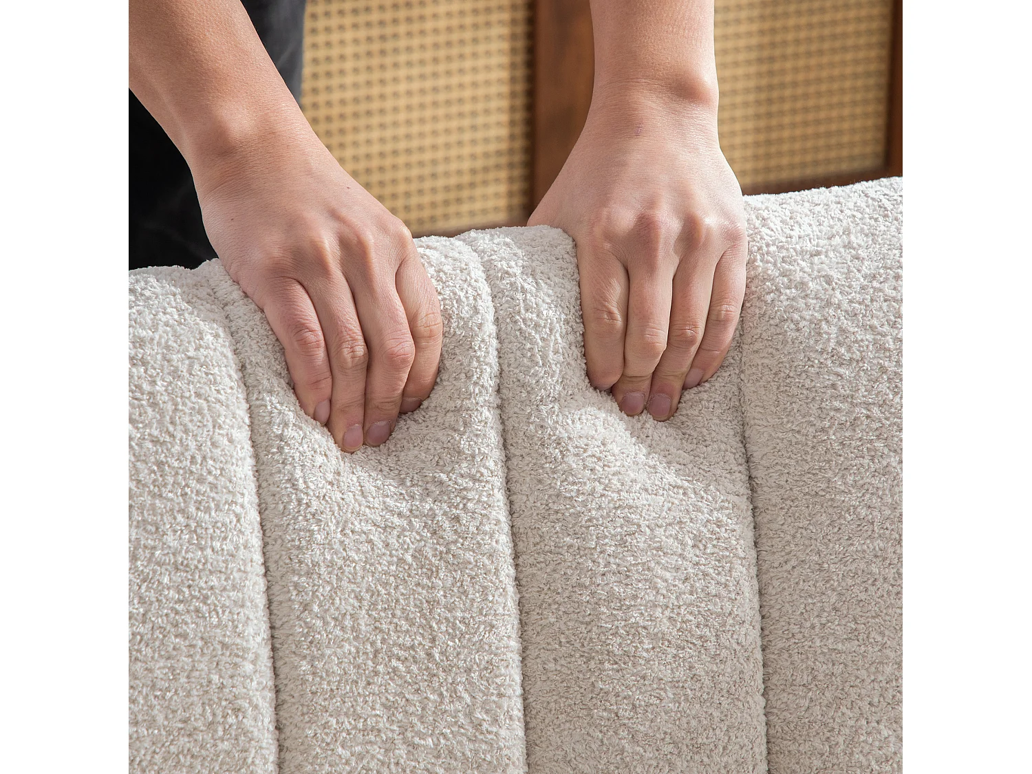 Canapé 2 places petite en tissu chenille beige - Pieds métal