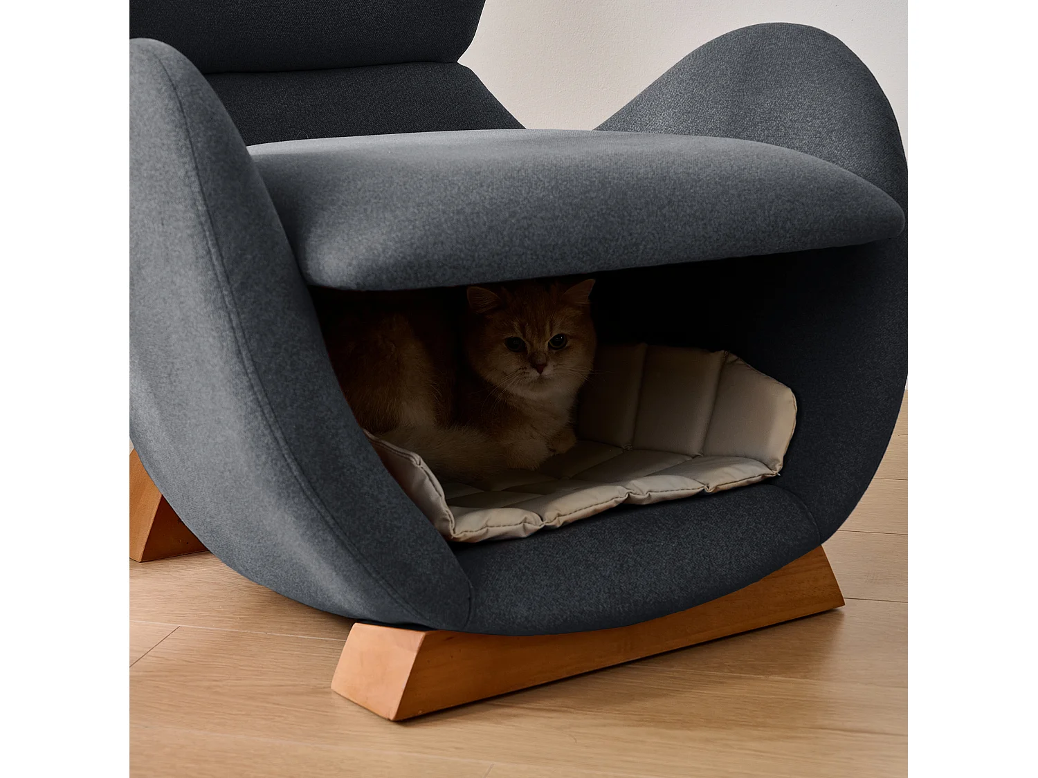 Designfauteuil in walvishaai-stijl met dierennis, grijze stof