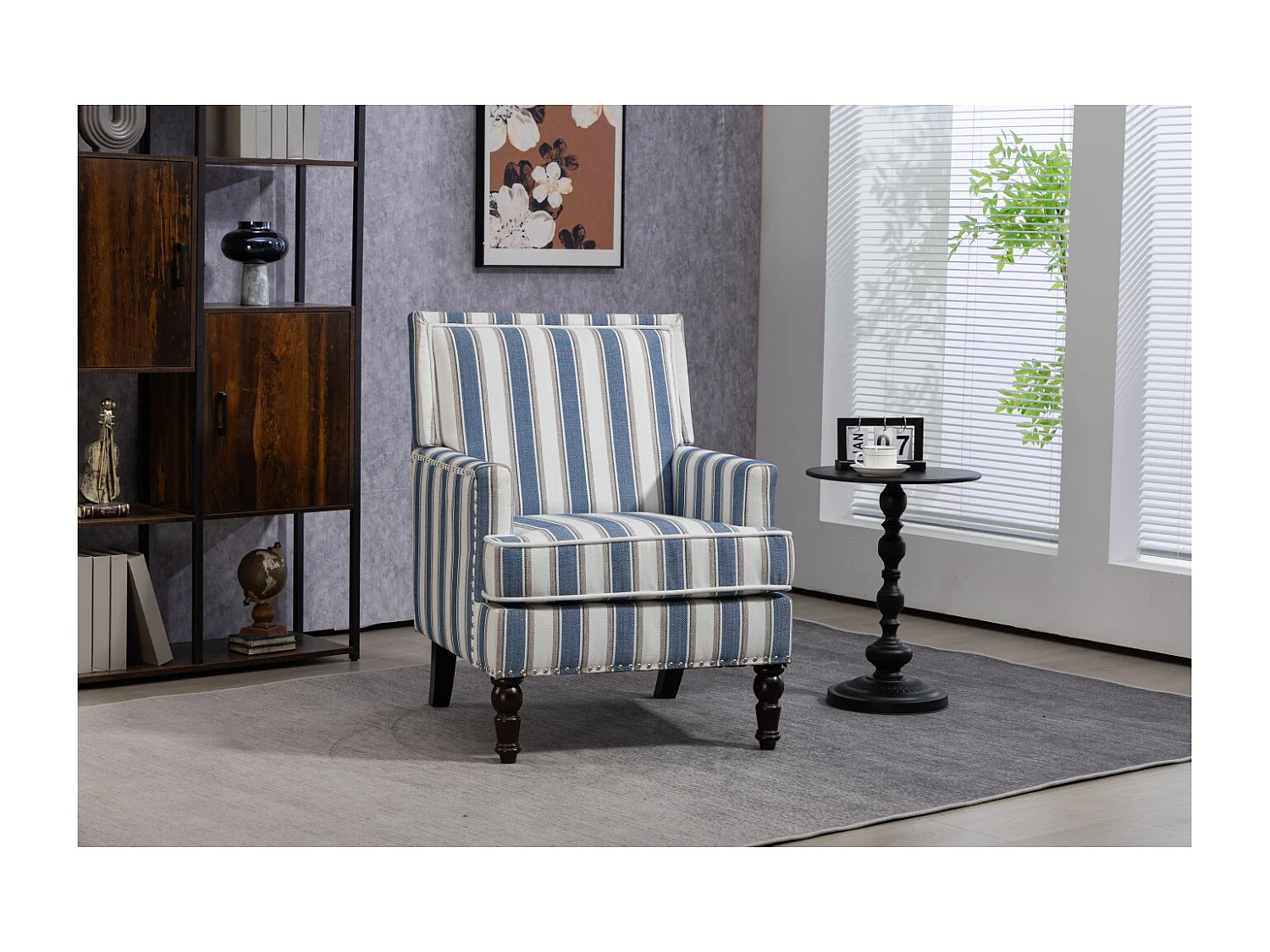 Sillón sencillo de algodón y lino a rayas azules y blancas, patas de madera.