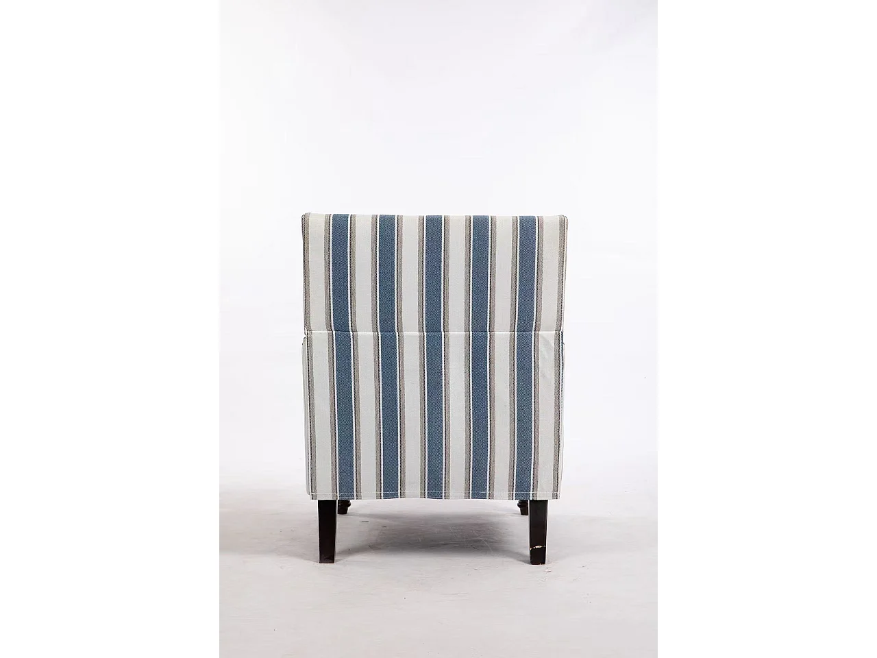 Sillón sencillo de algodón y lino a rayas azules y blancas, patas de madera.