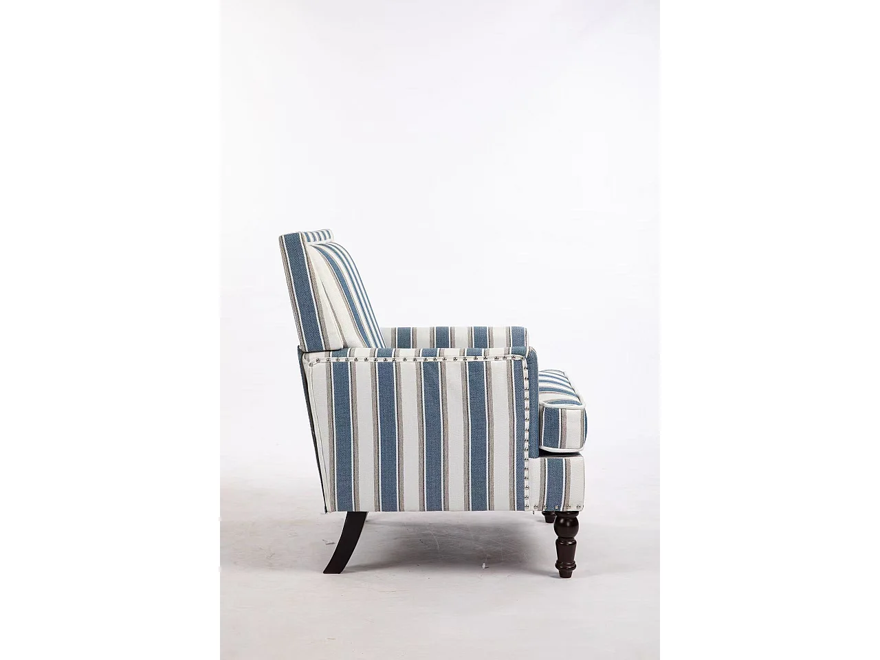 Sillón sencillo de algodón y lino a rayas azules y blancas, patas de madera.