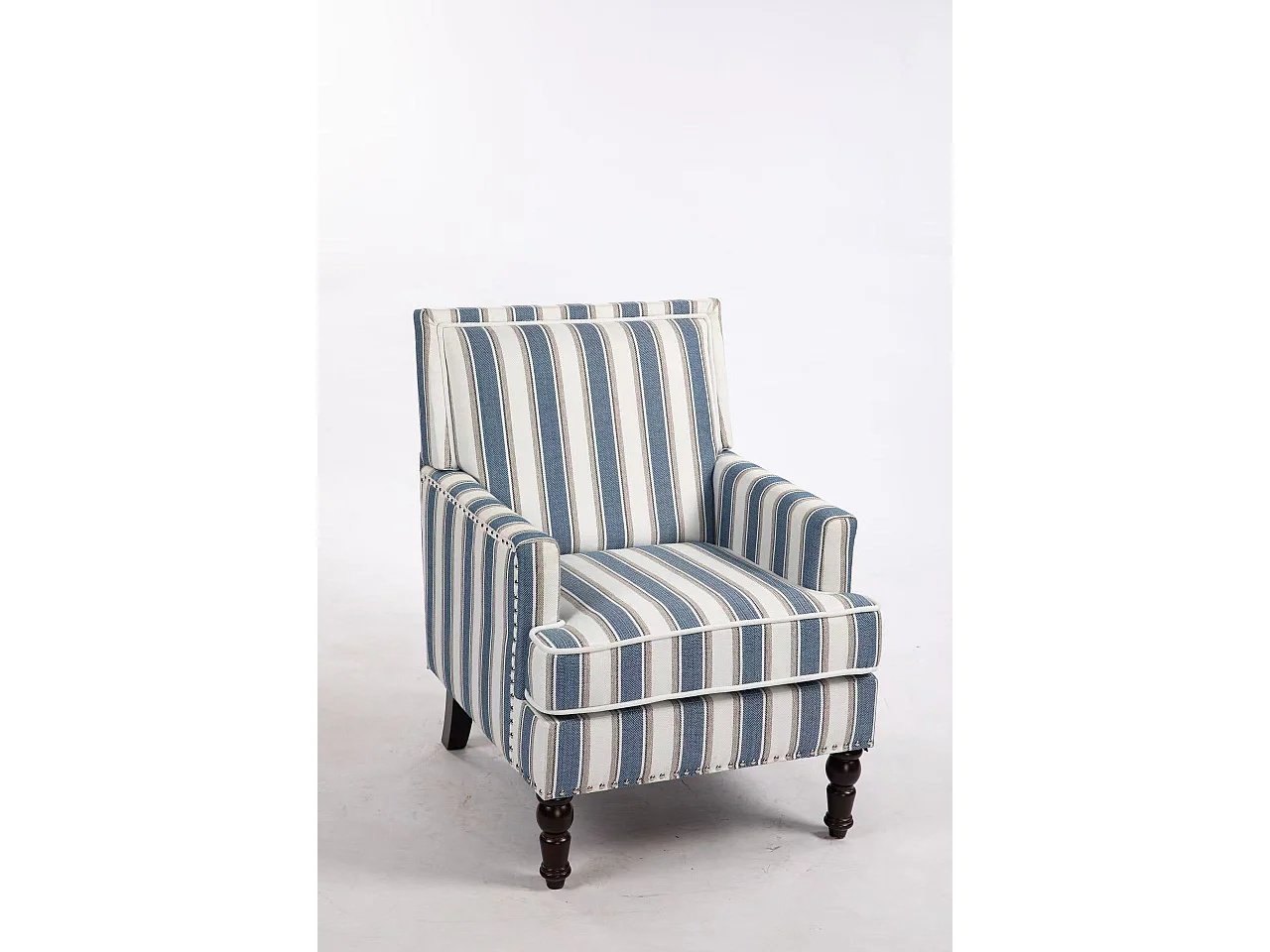 Sillón sencillo de algodón y lino a rayas azules y blancas, patas de madera.