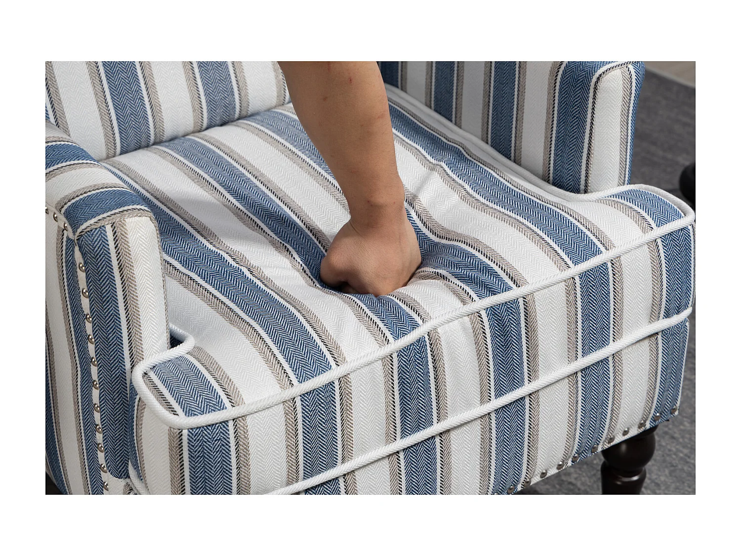 Sillón sencillo de algodón y lino a rayas azules y blancas, patas de madera.