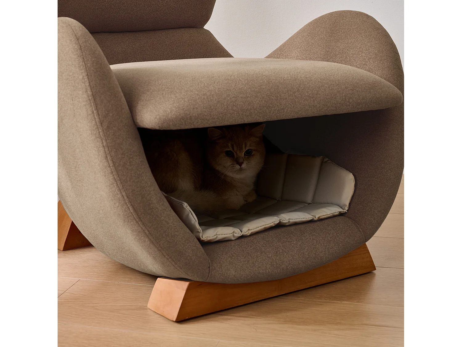 Fauteuil design style requin-baleine avec niche pour animal, tissu marron