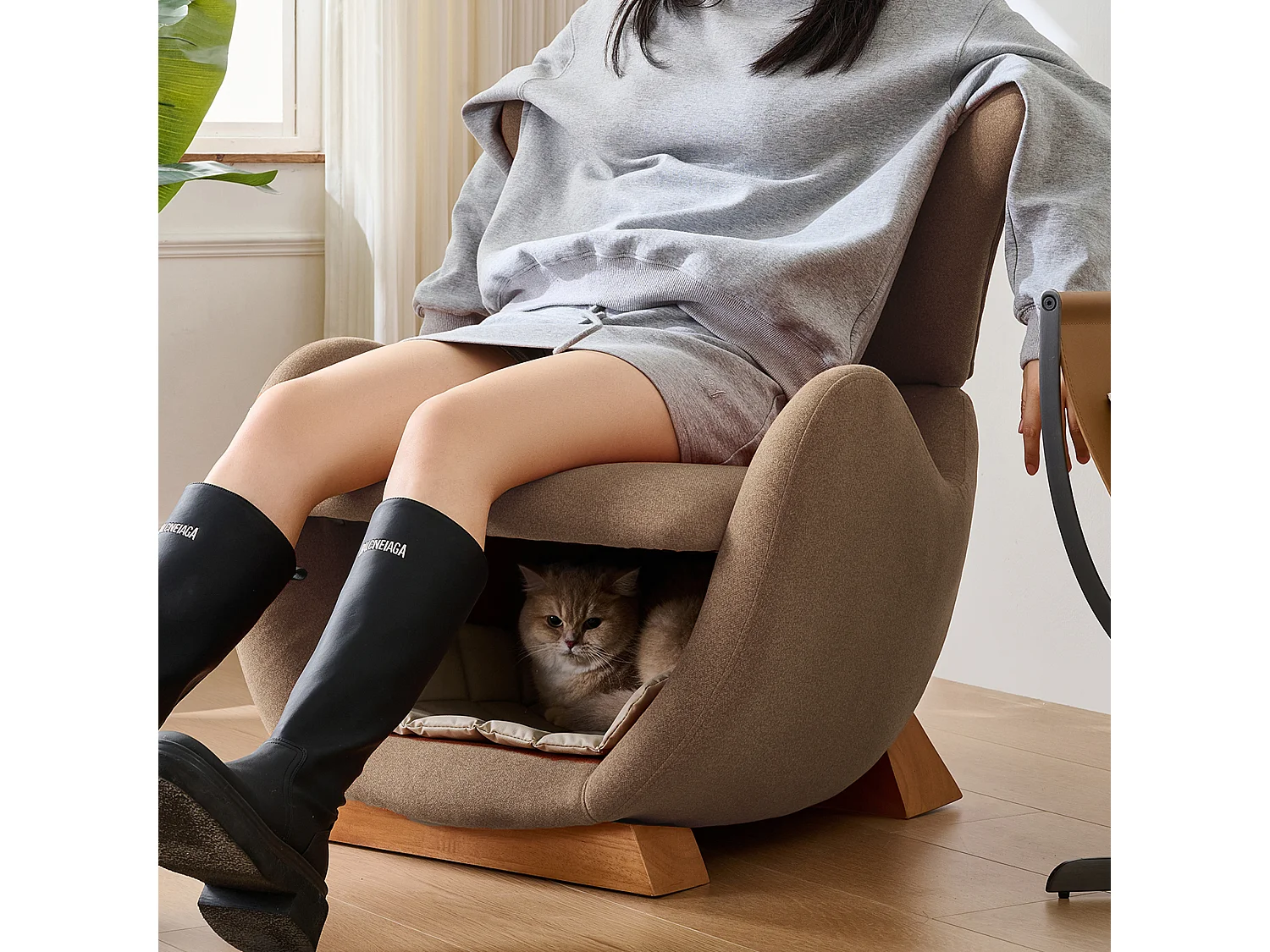 Fauteuil design style requin-baleine avec niche pour animal, tissu marron