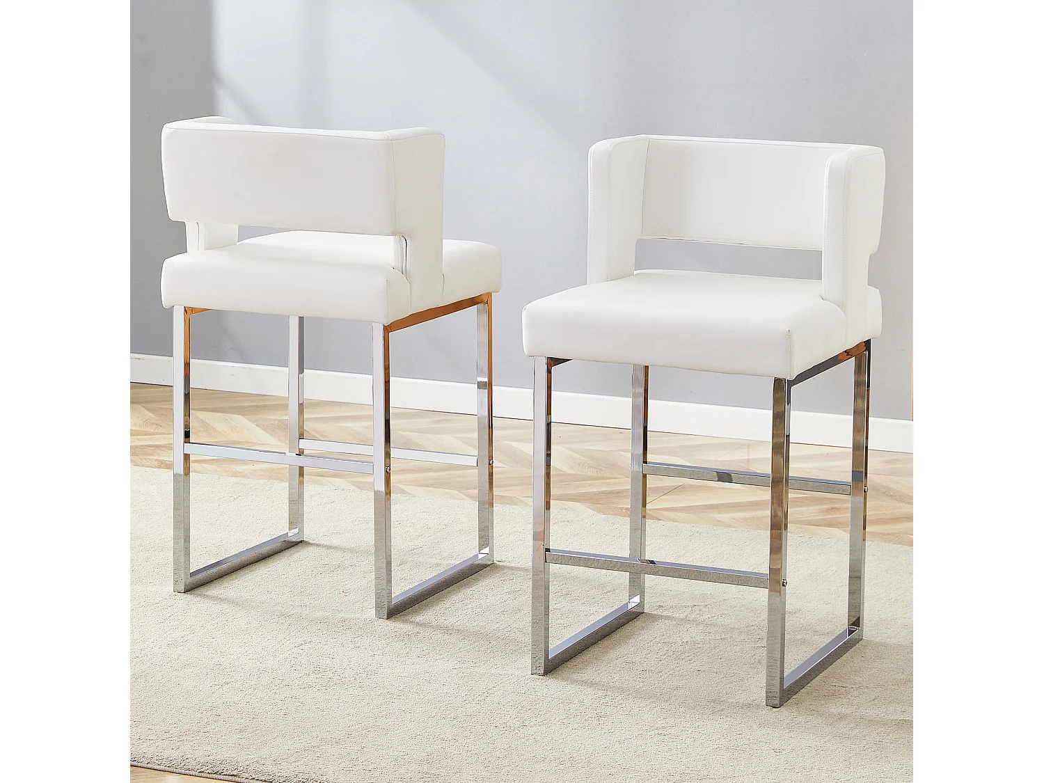 Set van 2 witte barkrukken van PU-leer met zilverkleurige metalen poten - Scandinavisch design