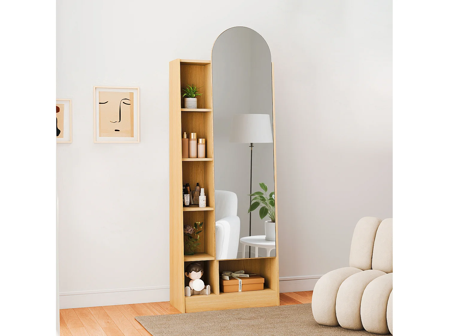 Spiegelkast met planken, licht natuurlijk