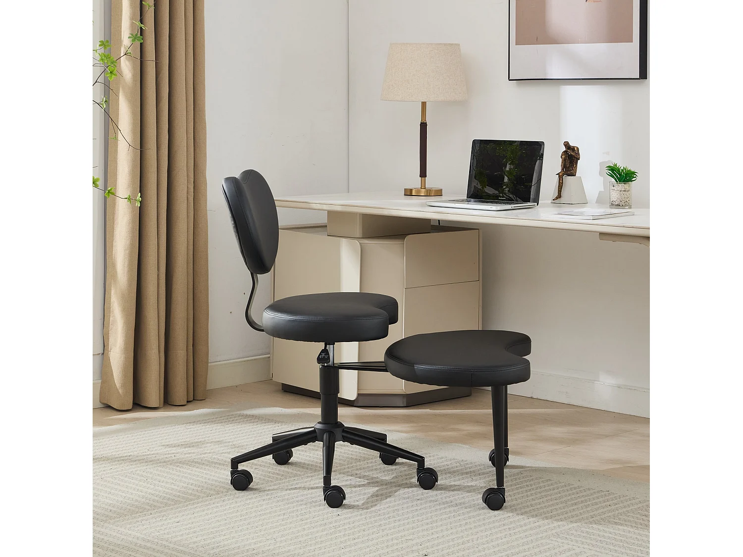 Chaise de bureau réglable en PU avec repose-pieds pivotant 360° et roulettes, noir