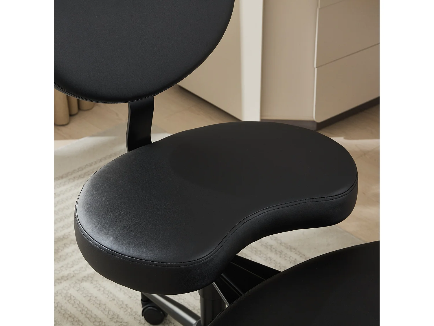 Chaise de bureau réglable en PU avec repose-pieds pivotant 360° et roulettes, noir