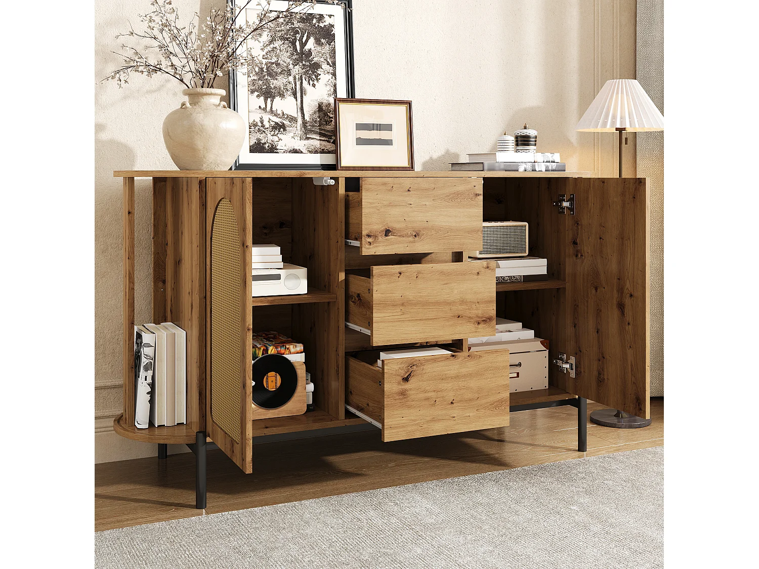 Ovales Sideboard aus Rattan – 140 x 38 x 77,5 cm – mit Schiebetüren und 3 Schubladen – Metallbeine – MDF – natur