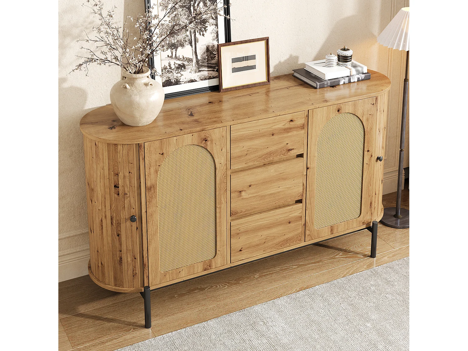 Ovales Sideboard aus Rattan – 140 x 38 x 77,5 cm – mit Schiebetüren und 3 Schubladen – Metallbeine – MDF – natur