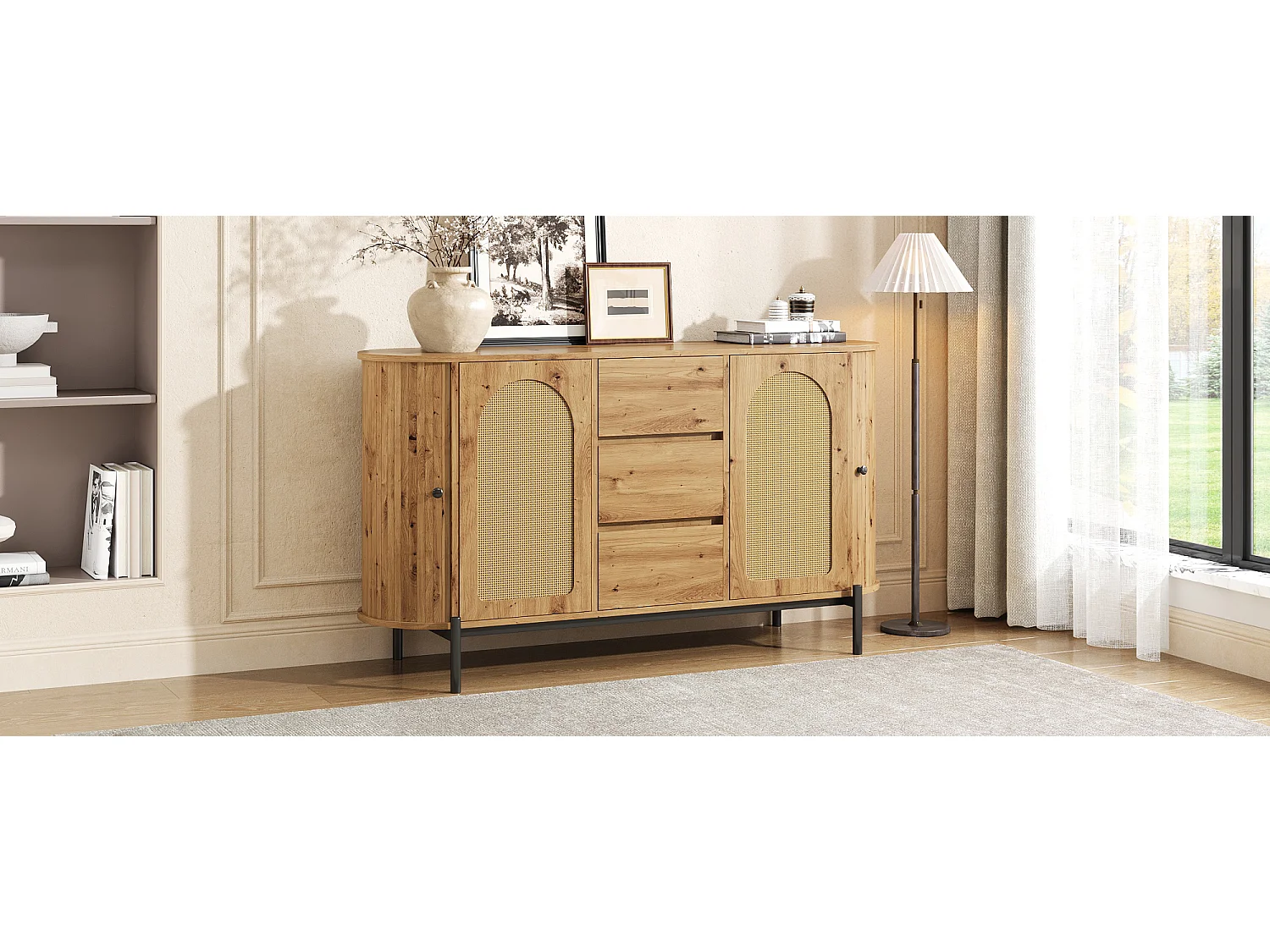 Ovales Sideboard aus Rattan – 140 x 38 x 77,5 cm – mit Schiebetüren und 3 Schubladen – Metallbeine – MDF – natur