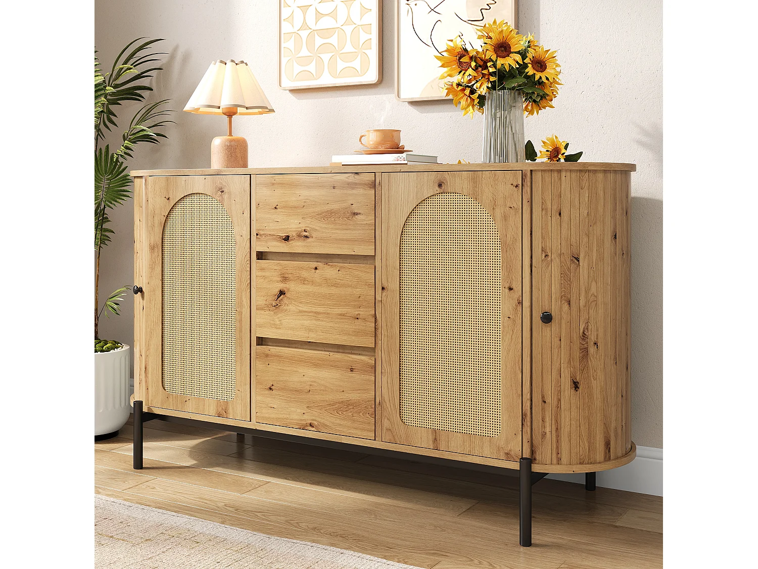 Ovales Sideboard aus Rattan – 140 x 38 x 77,5 cm – mit Schiebetüren und 3 Schubladen – Metallbeine – MDF – natur