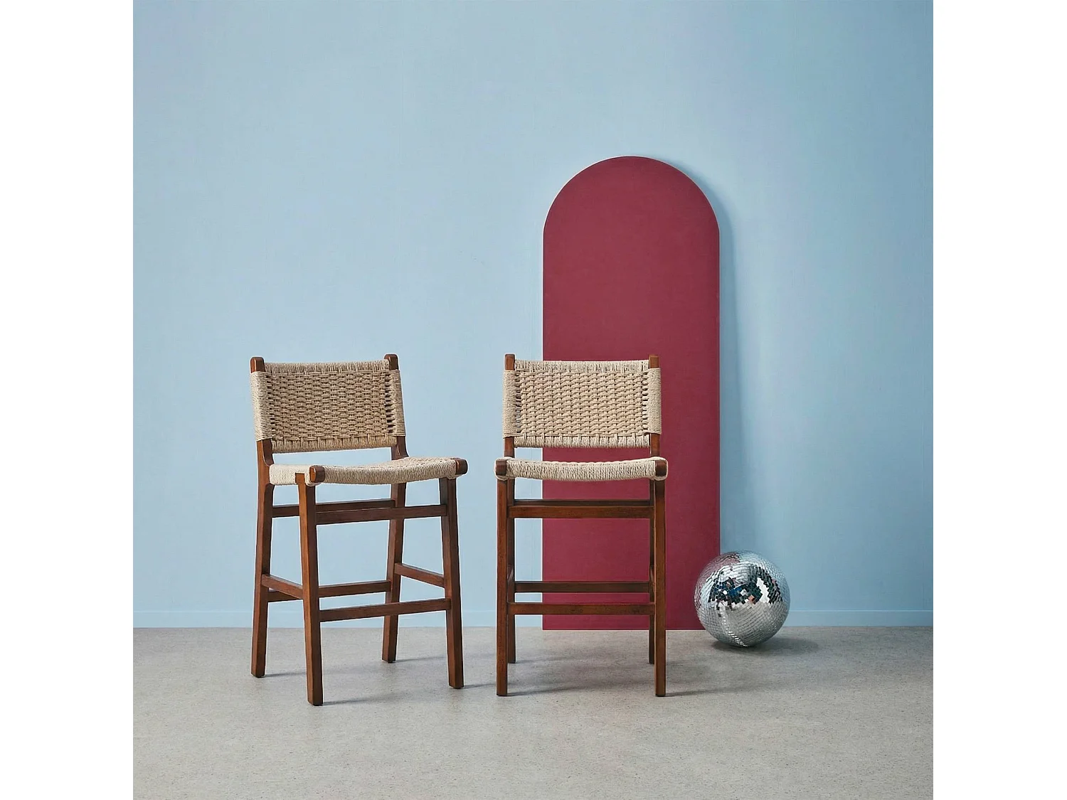 Lot de 2 tabourets de bar en bois d'hévéa effet noyer et assise en cordes beiges