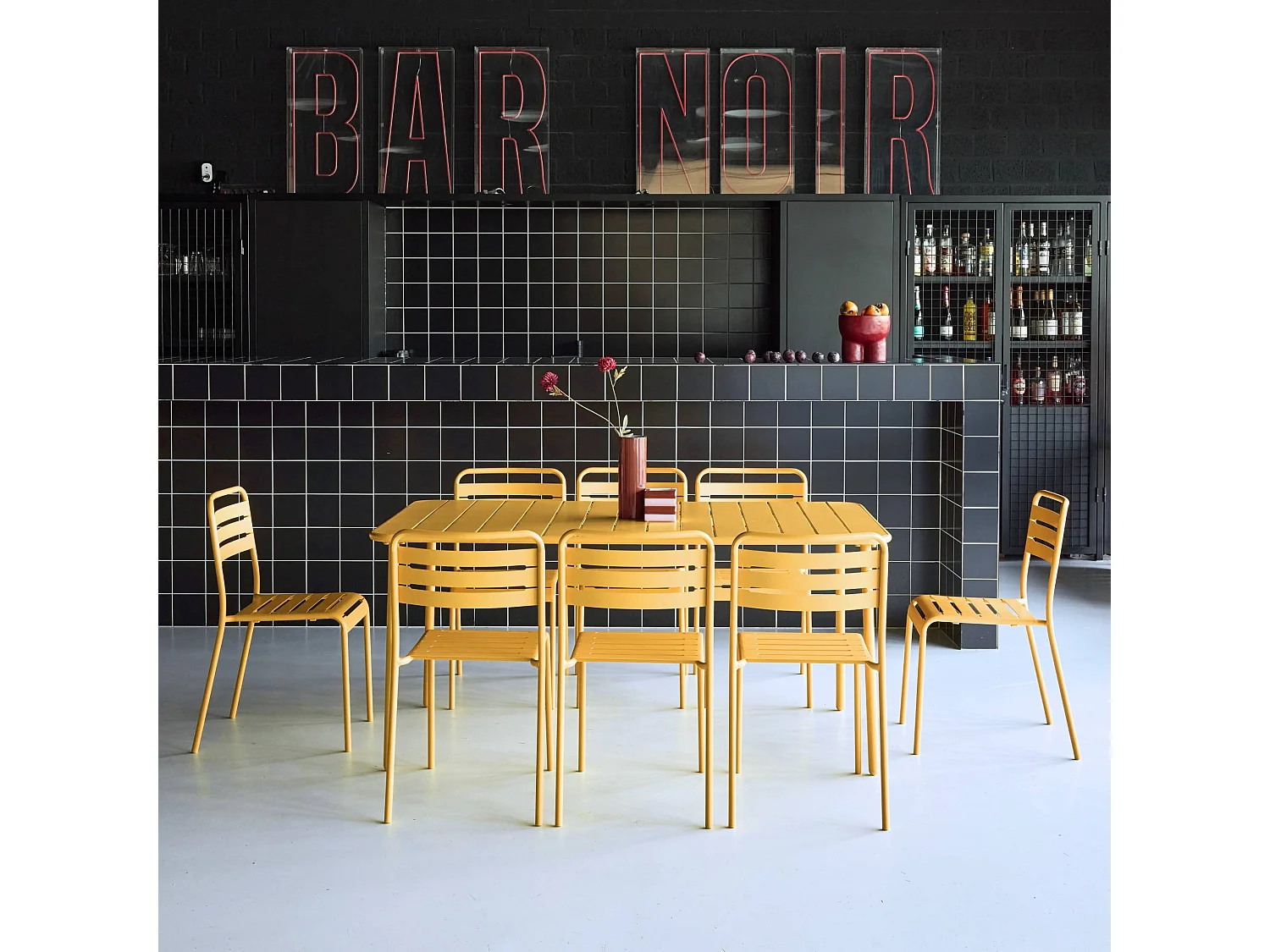 Table de jardin métal + 8 assises ocre traitement antirouille. lattes et bords arrondis