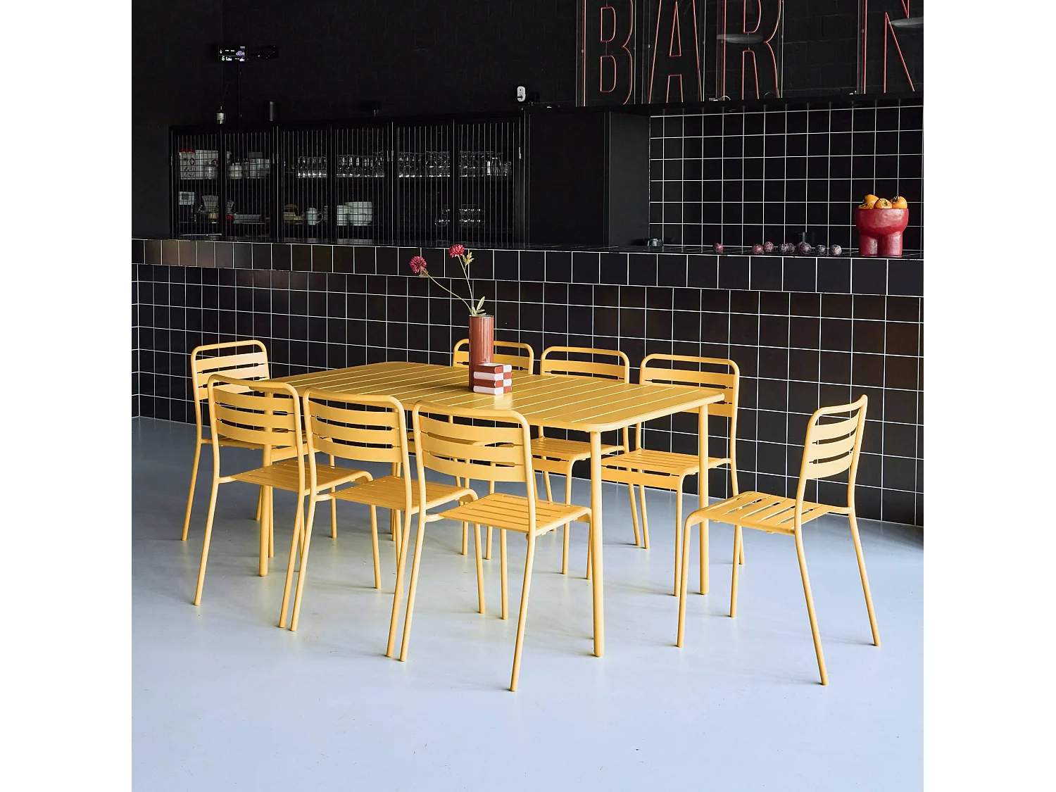 Table de jardin métal + 8 assises ocre traitement antirouille. lattes et bords arrondis