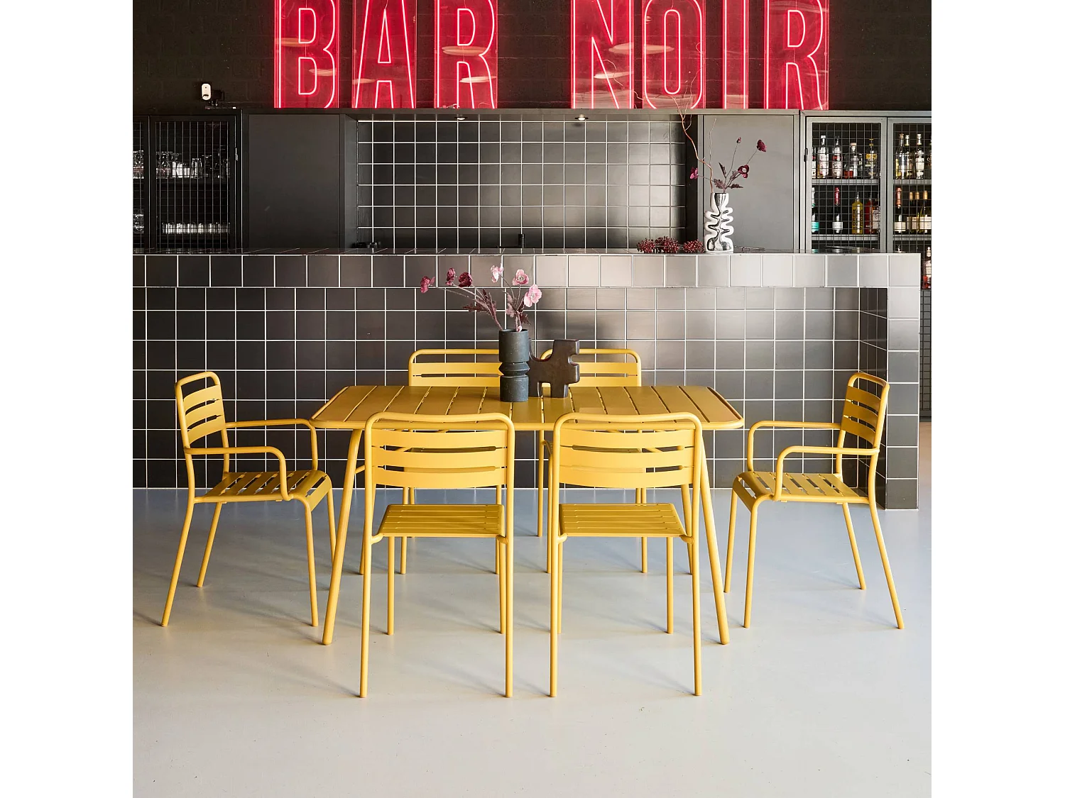 Table de jardin pliante métal + 6 assises 2 fauteuils 4 chaises. Amelia. ocre. 141.2 x 80 x 72.5cm