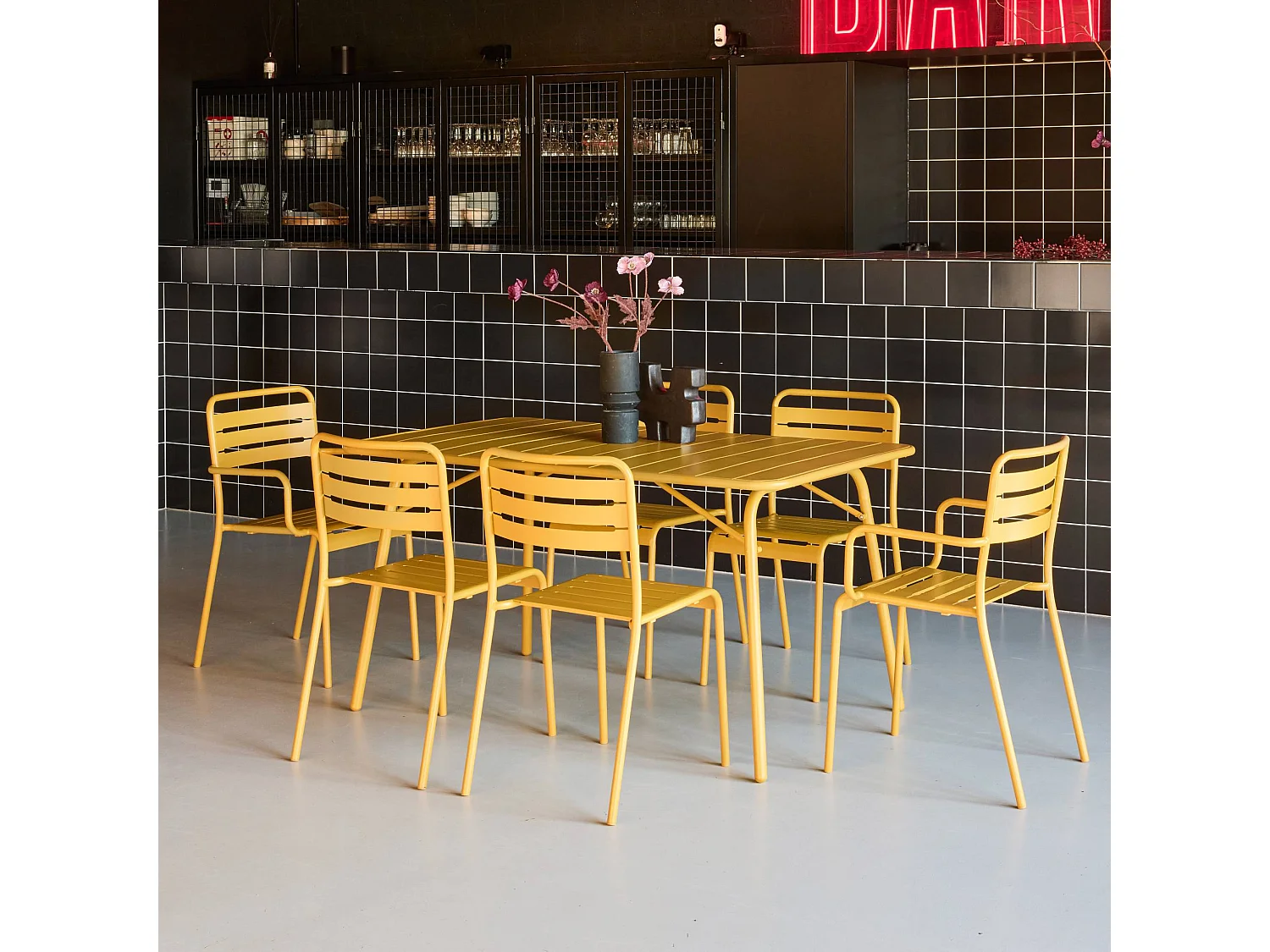 Table de jardin pliante métal + 6 assises 2 fauteuils 4 chaises. Amelia. ocre. 141.2 x 80 x 72.5cm