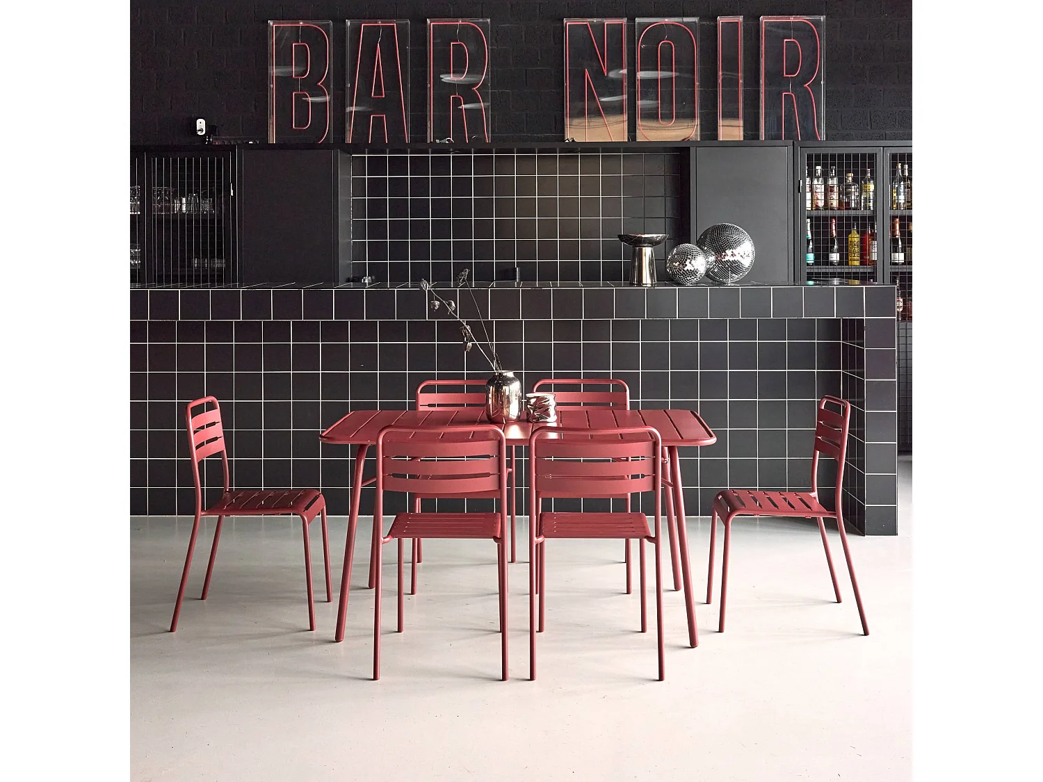 Table de jardin pliante métal + 6 assises. Amelia. terre de sienne. 141.2 x 80 x 72.5cm