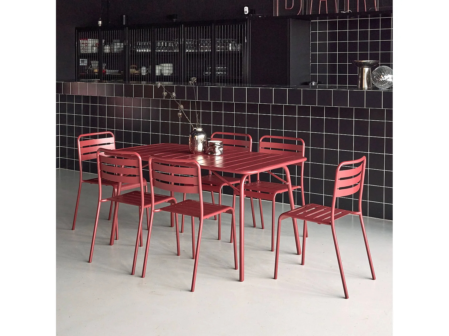 Table de jardin pliante métal + 6 assises. Amelia. terre de sienne. 141.2 x 80 x 72.5cm