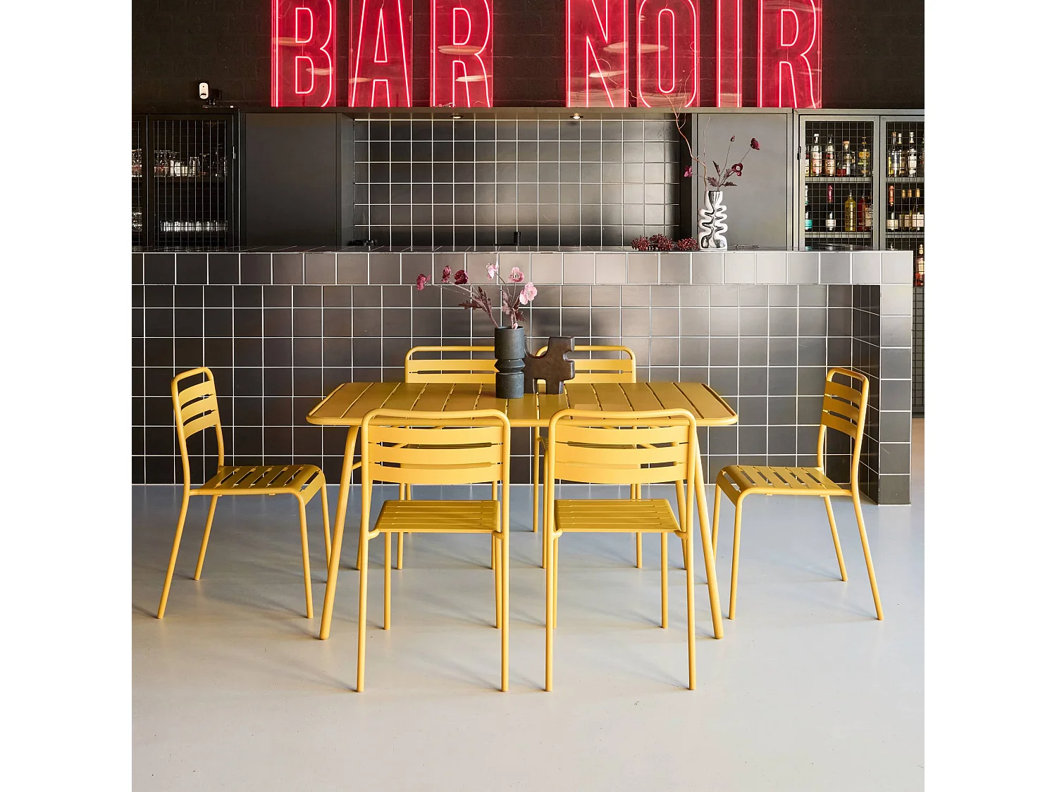 Table de jardin pliante métal + 6 assises. Amelia. ocre. 141.2 x 80 x 72.5cm