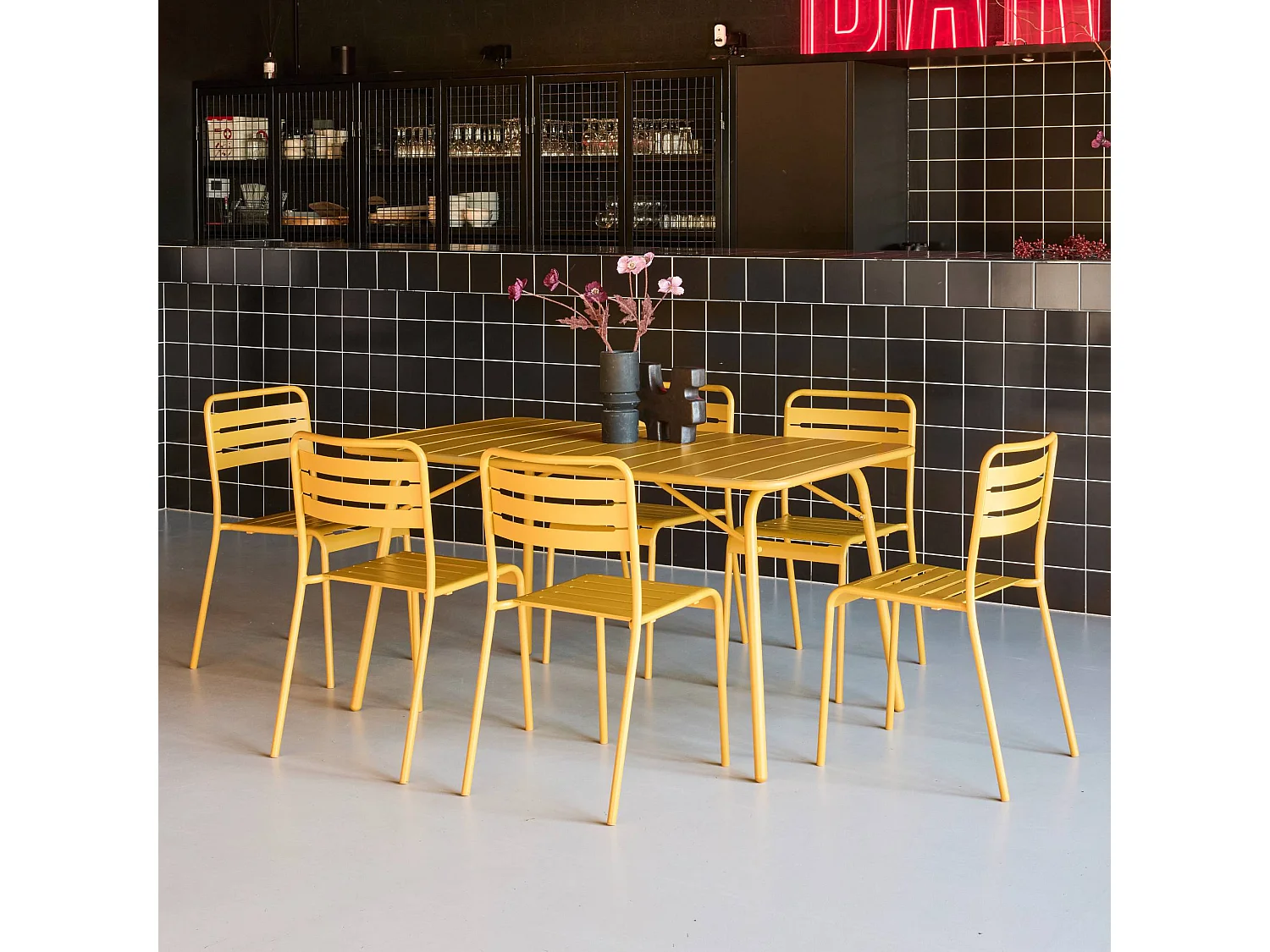 Table de jardin pliante métal + 6 assises. Amelia. ocre. 141.2 x 80 x 72.5cm