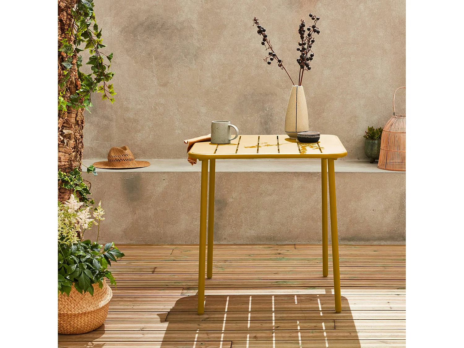 Table de jardin métal 2 places. ocre. Amelia. 70x70cm. traitement antirouille. lattes et bords arrondis