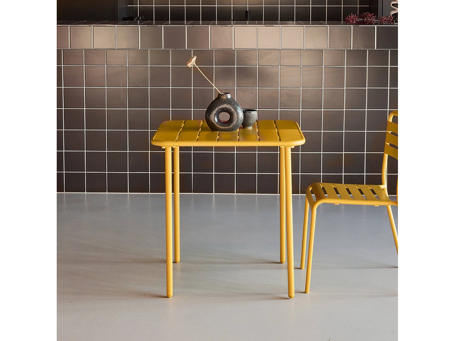 Table de jardin métal 2 places. ocre. Amelia. 70x70cm. traitement antirouille. lattes et bords arrondis