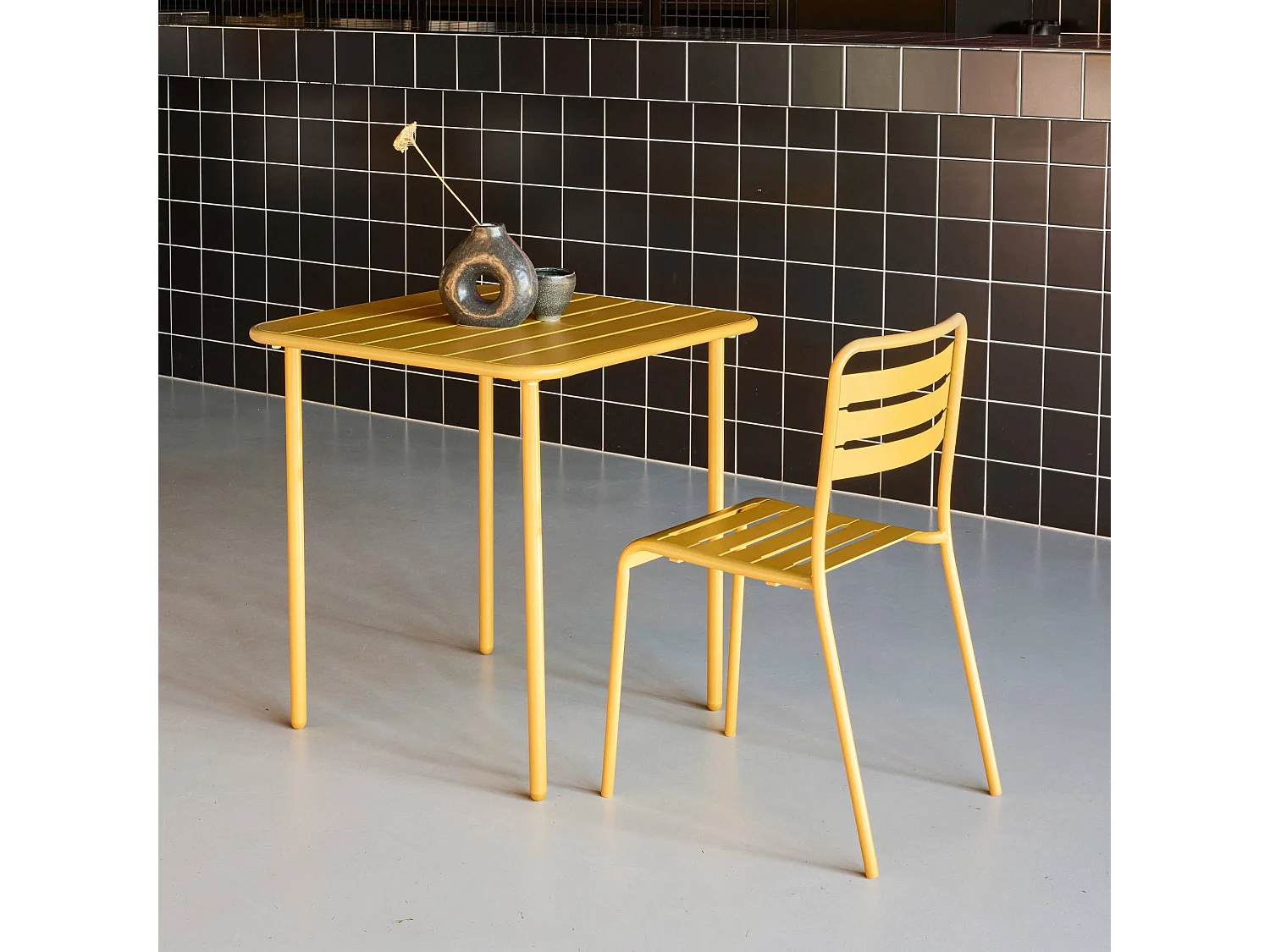 Table de jardin métal 2 places. ocre. Amelia. 70x70cm. traitement antirouille. lattes et bords arrondis