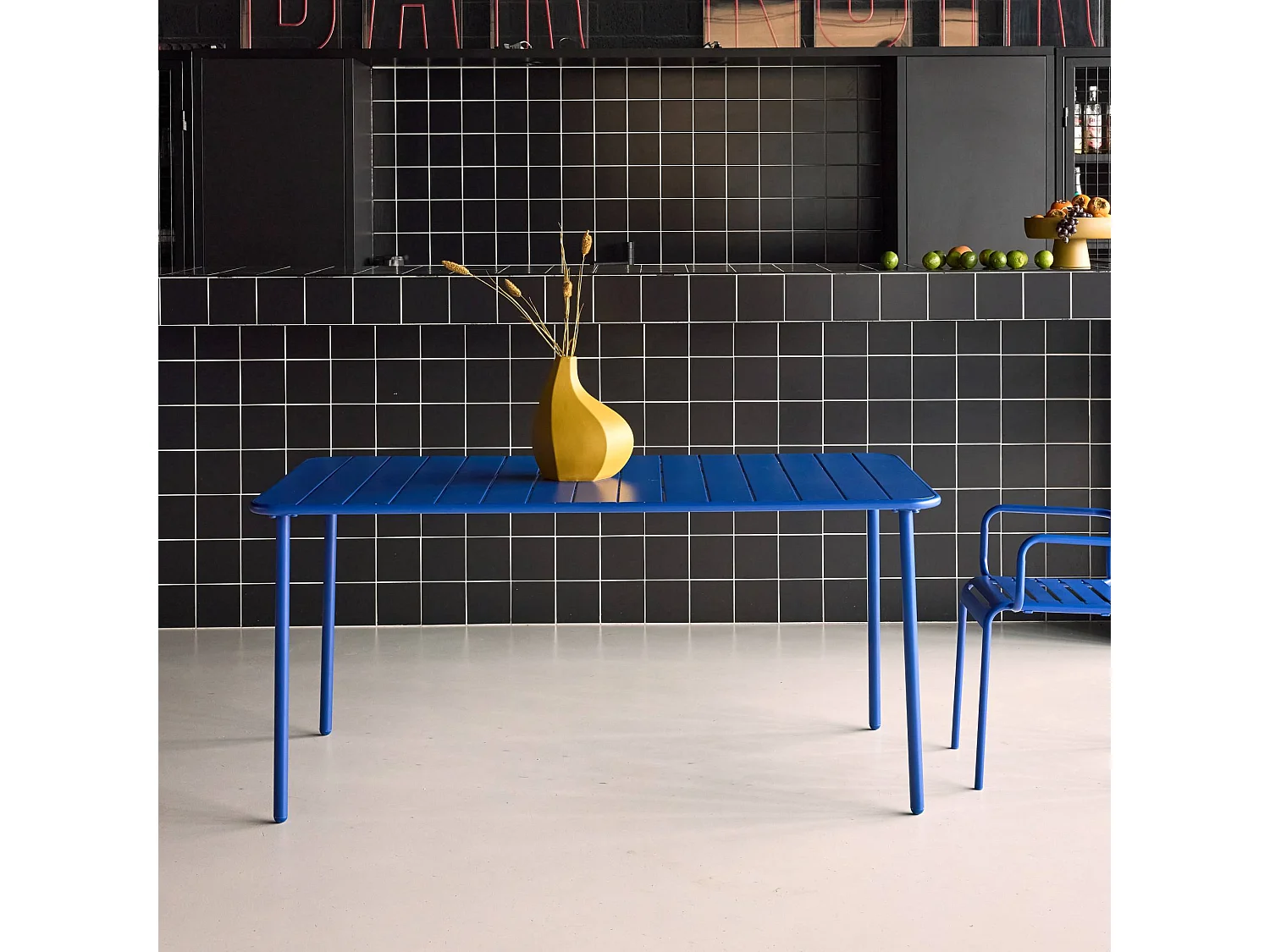 Table de jardin métal 6-8 places. bleu électrique. Amelia. 160x90x72.5cm