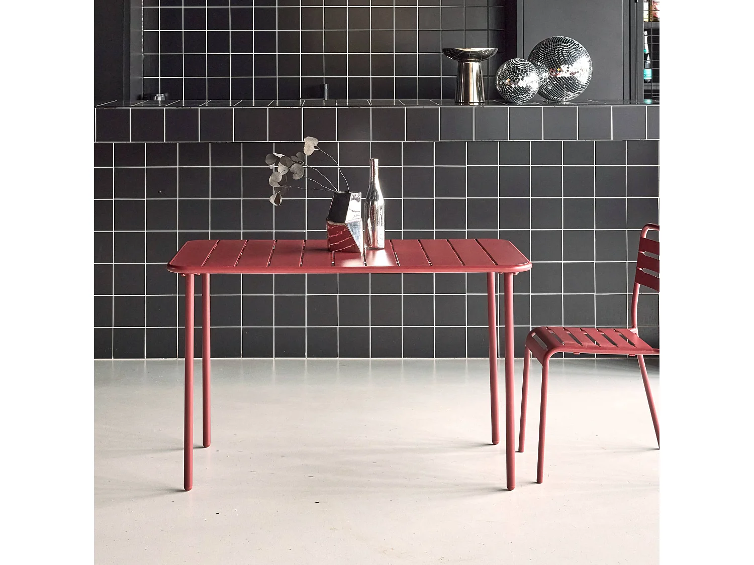 Table de jardin métal 4 places. terre de sienne. Amelia. 120x70cm. traitement antirouille. lattes et bords arrondis