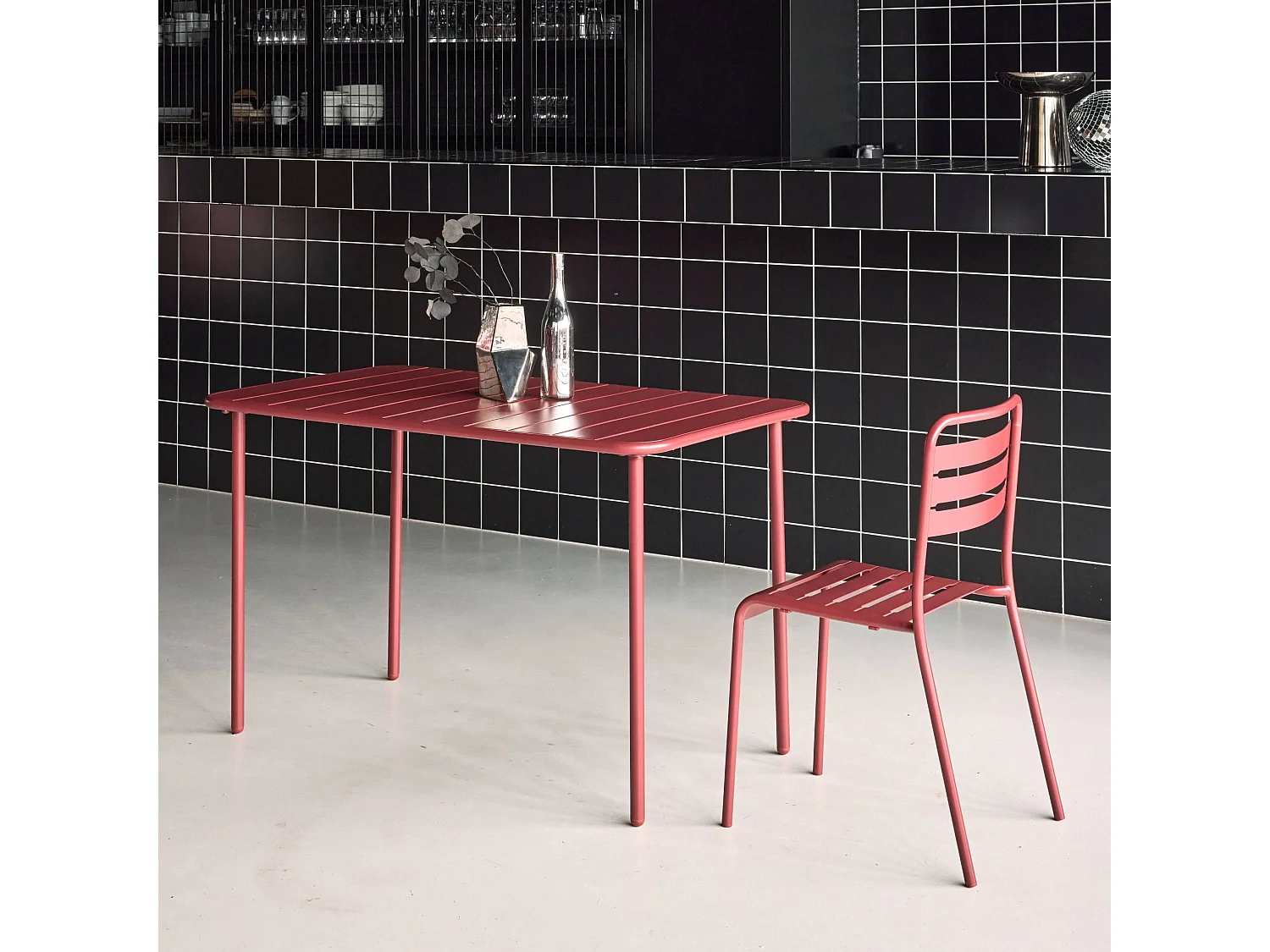 Table de jardin métal 4 places. terre de sienne. Amelia. 120x70cm. traitement antirouille. lattes et bords arrondis