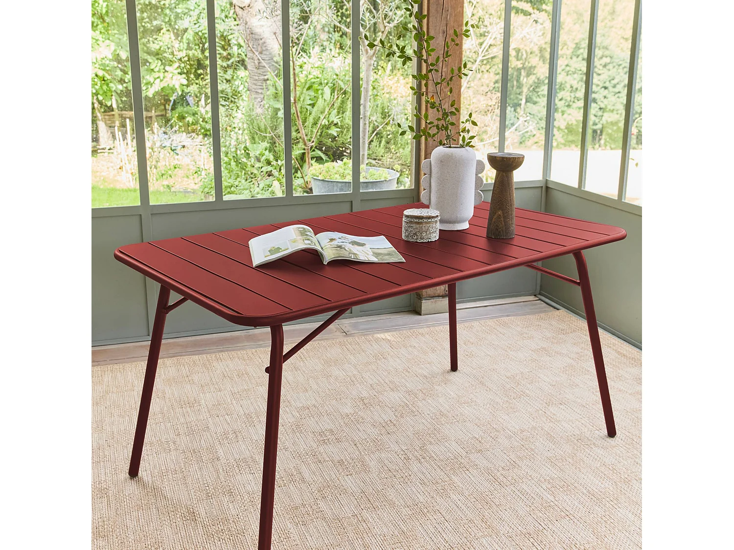 Table de jardin pliante métal 6 places. terre de sienne. Amelia. 140x80cm. traitement antirouille. lattes et bords arrondis