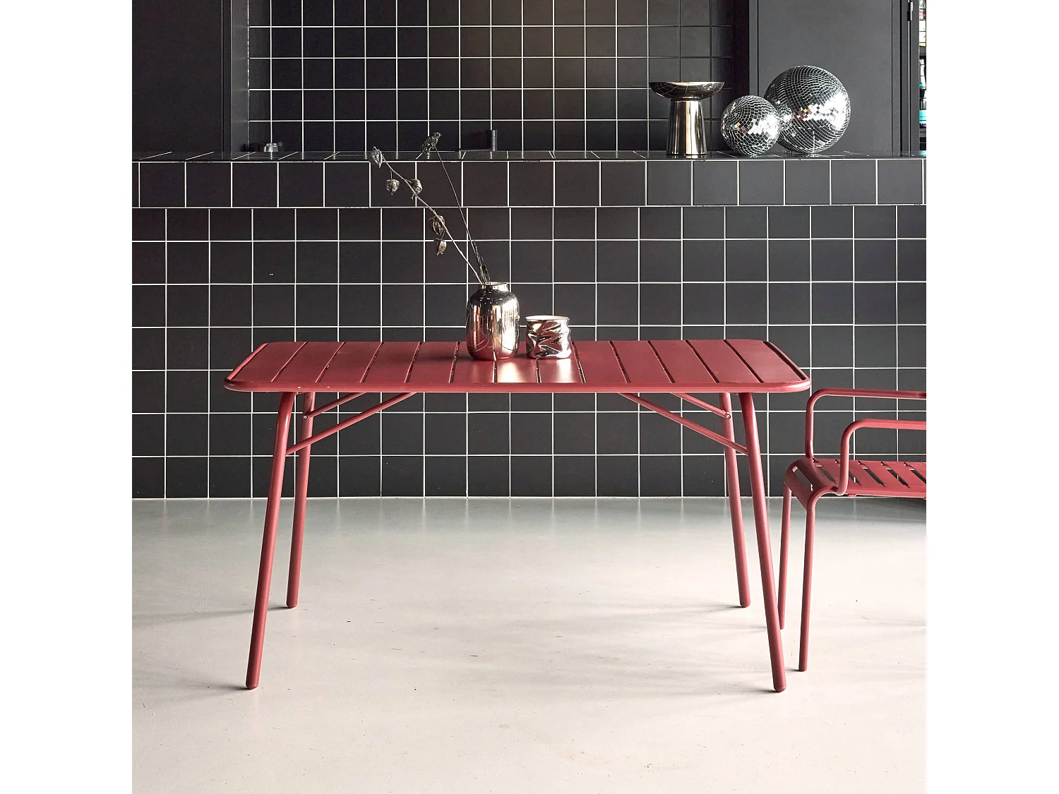 Table de jardin pliante métal 6 places. terre de sienne. Amelia. 140x80cm. traitement antirouille. lattes et bords arrondis