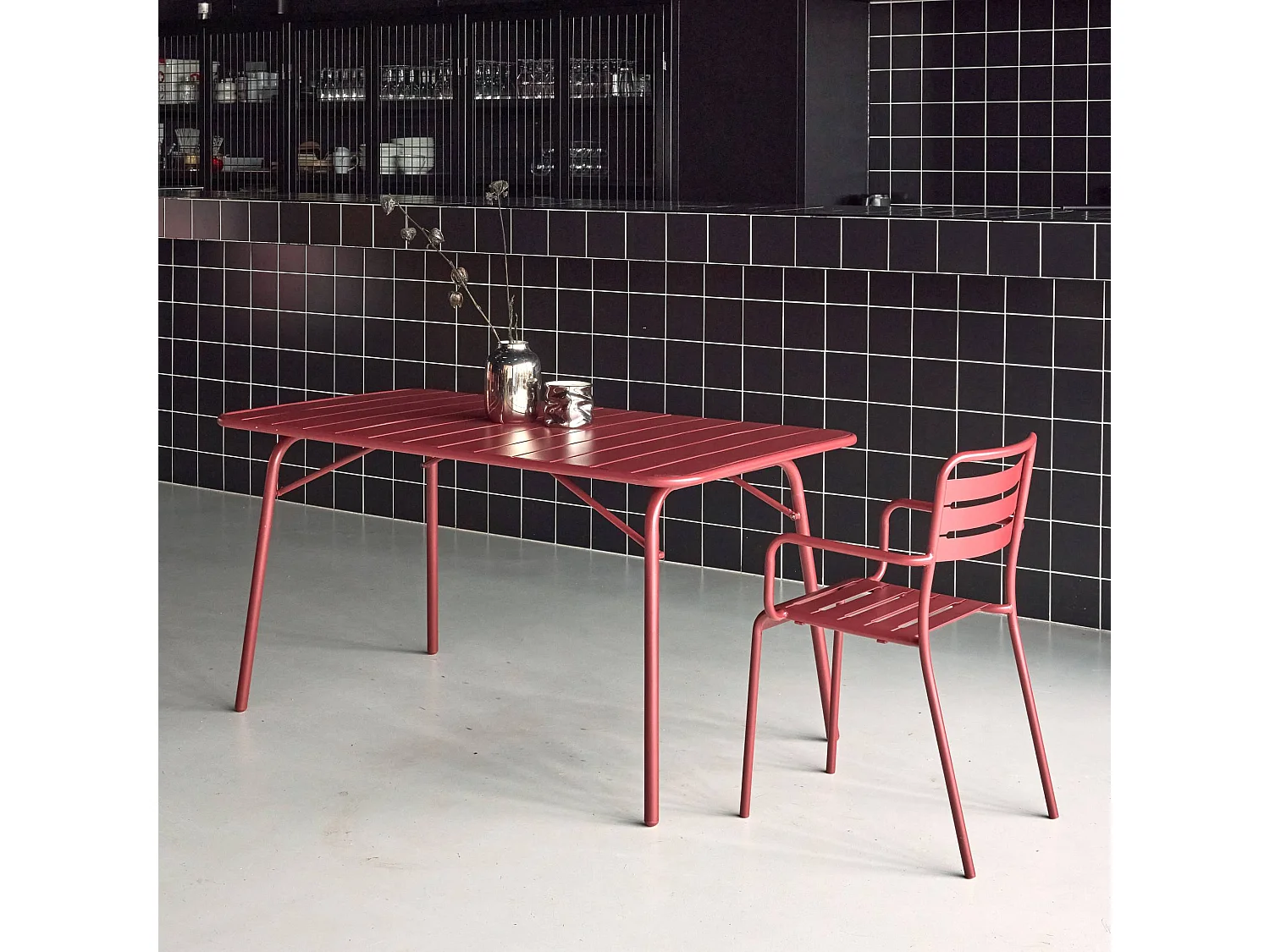 Table de jardin pliante métal 6 places. terre de sienne. Amelia. 140x80cm. traitement antirouille. lattes et bords arrondis