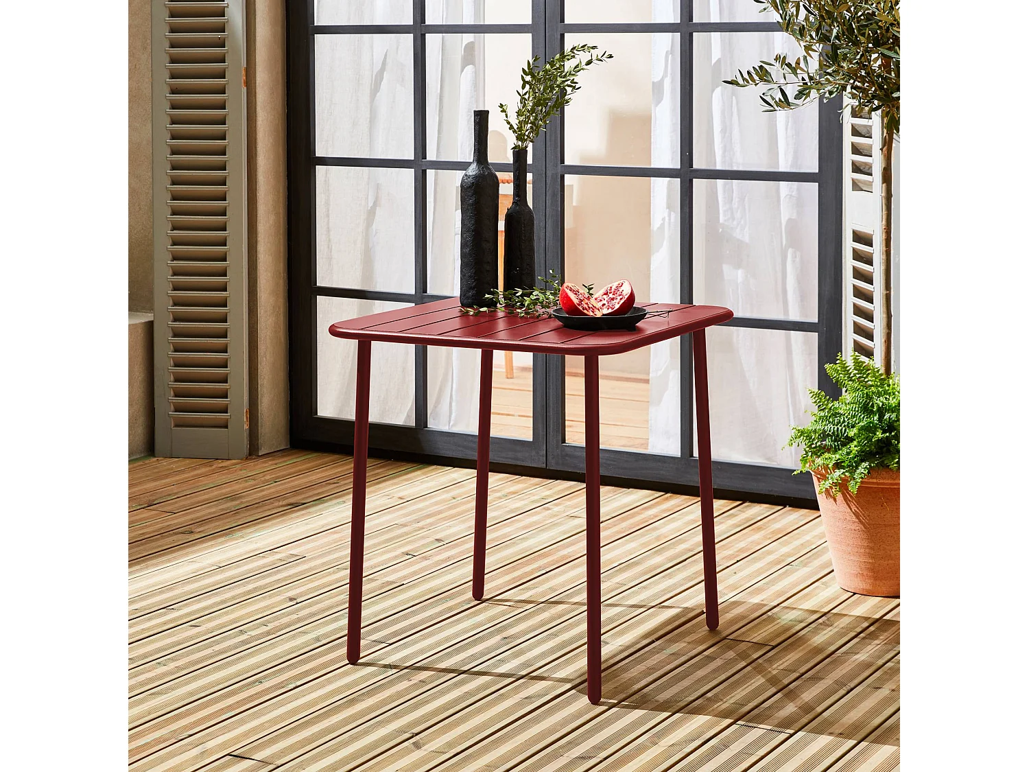 Table de jardin métal 2 places. terre de sienne. Amelia. 70x70cm. traitement antirouille. lattes et bords arrondis