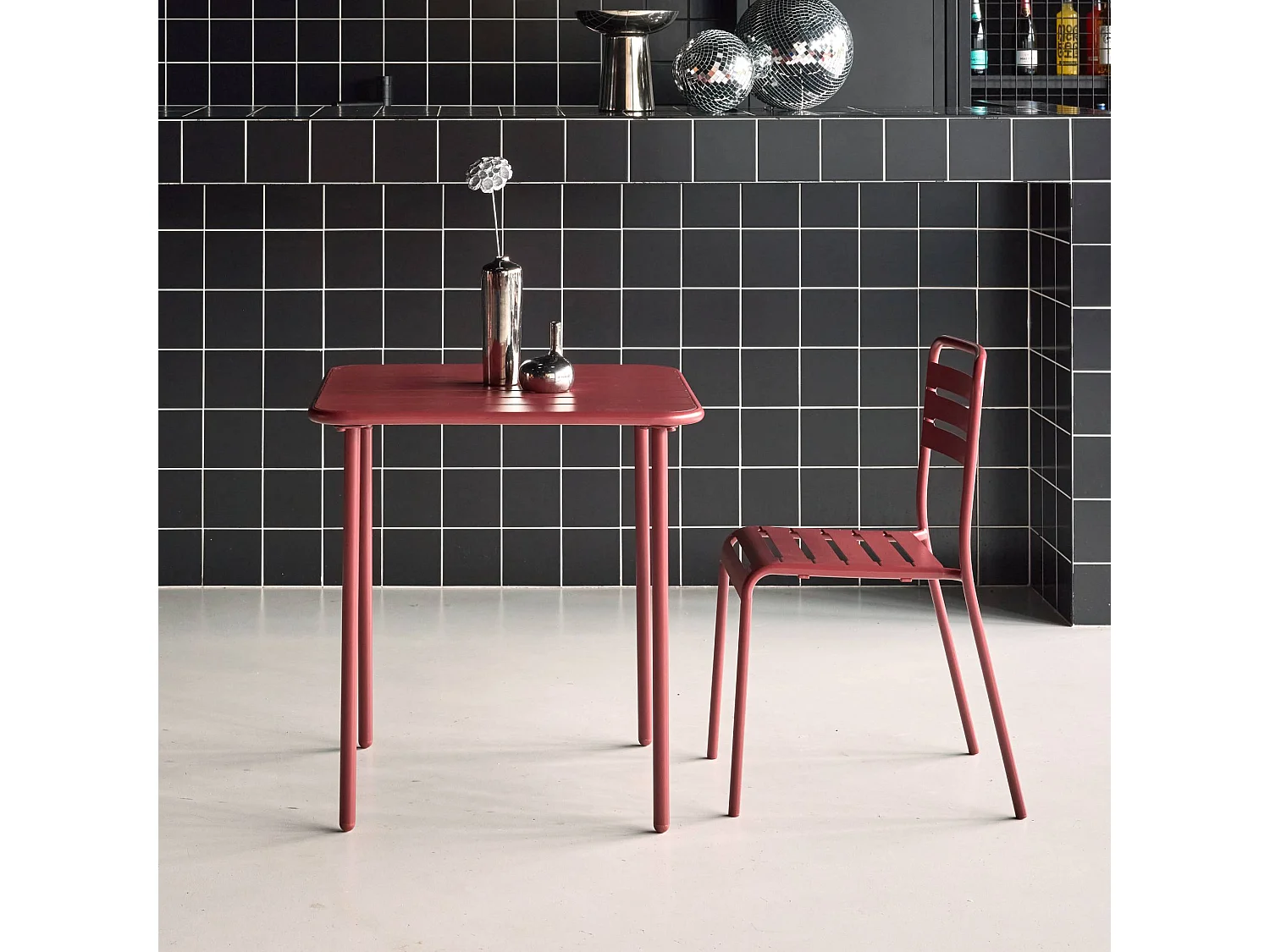 Table de jardin métal 2 places. terre de sienne. Amelia. 70x70cm. traitement antirouille. lattes et bords arrondis