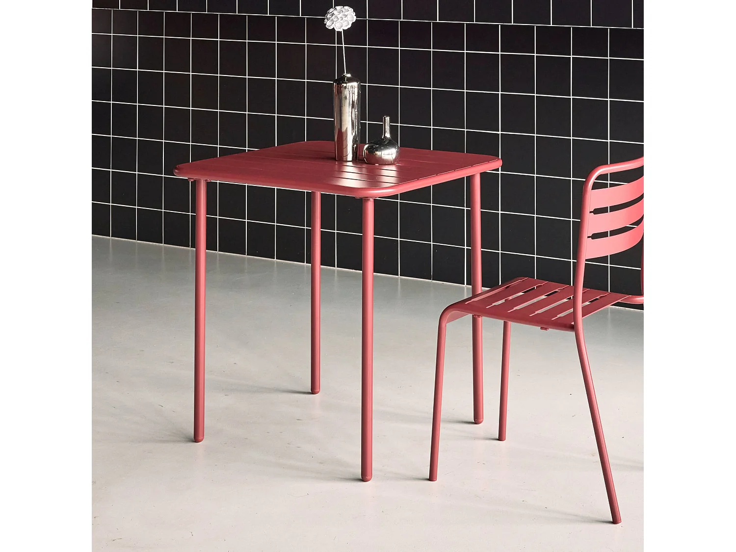 Table de jardin métal 2 places. terre de sienne. Amelia. 70x70cm. traitement antirouille. lattes et bords arrondis