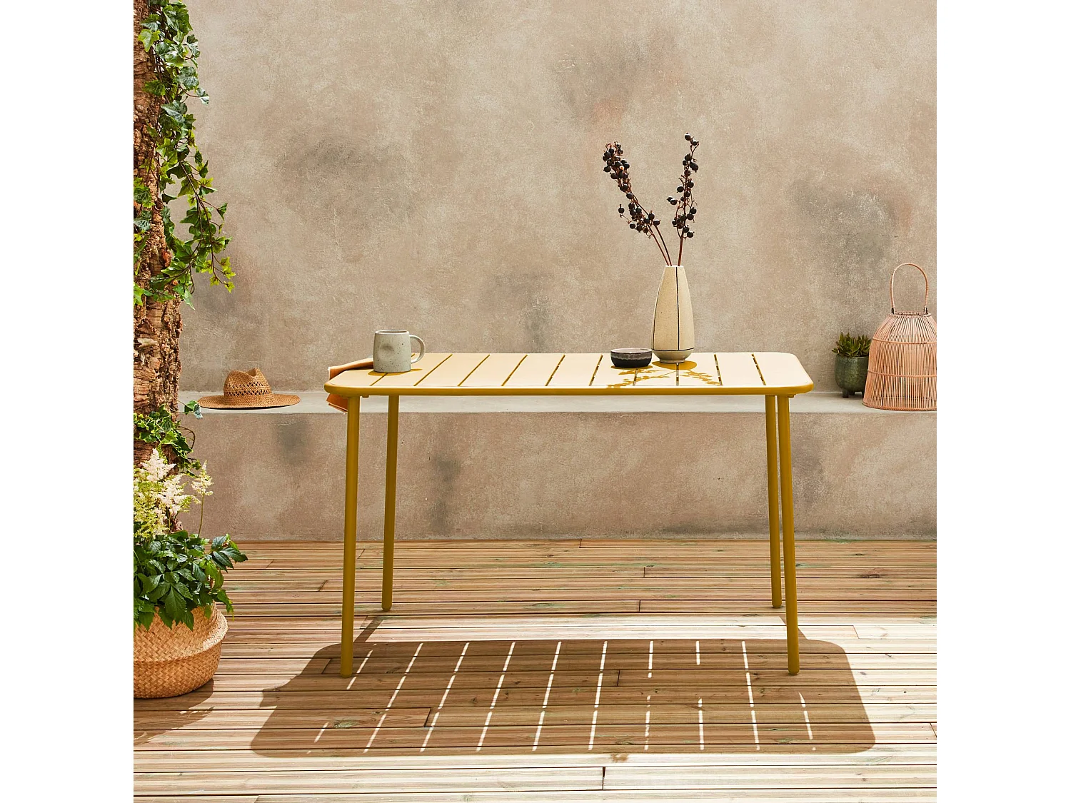 Table de jardin métal 4 places. ocre. Amelia. 120x70cm. traitement antirouille. lattes et bords arrondis