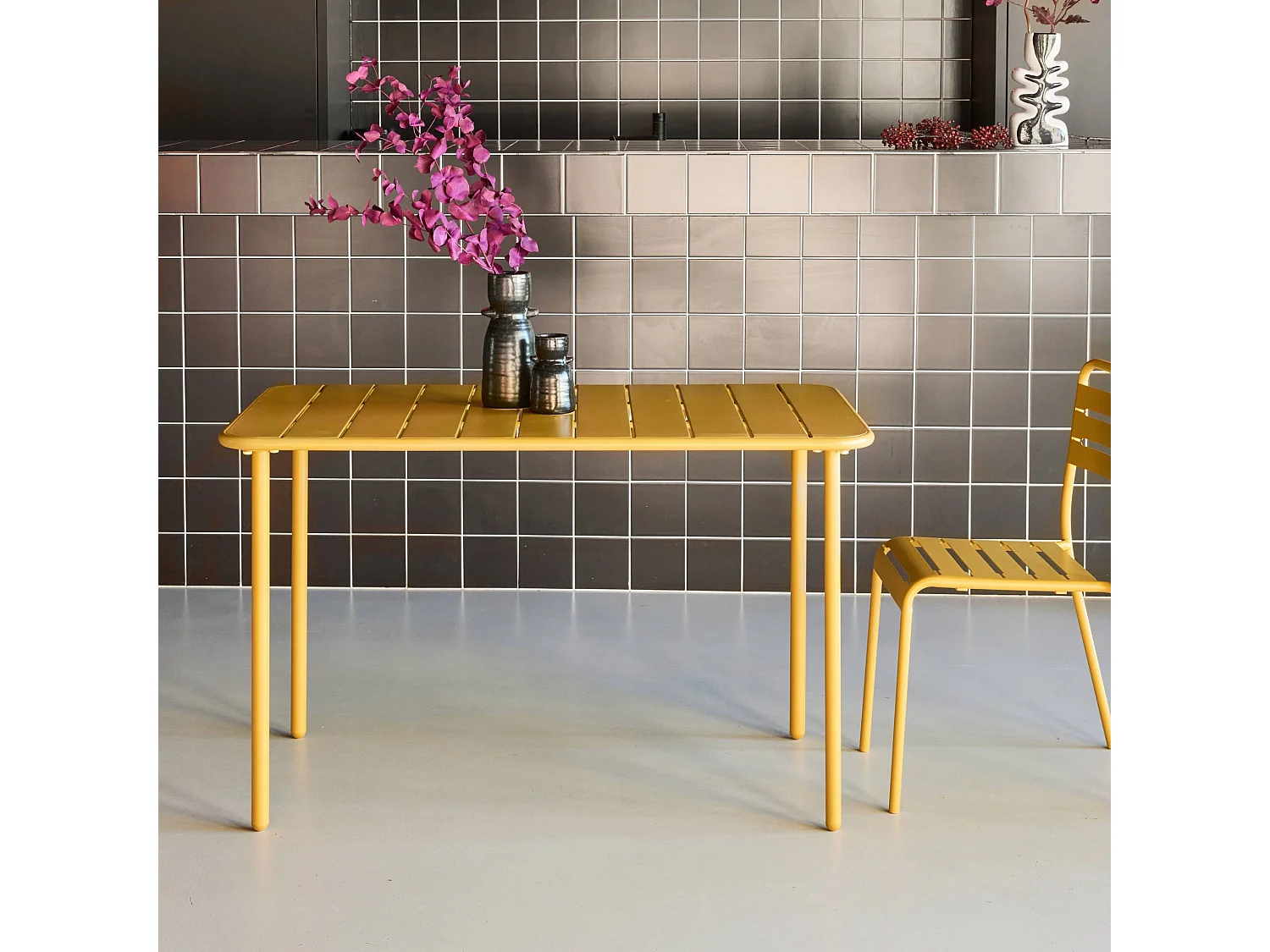 Table de jardin métal 4 places. ocre. Amelia. 120x70cm. traitement antirouille. lattes et bords arrondis