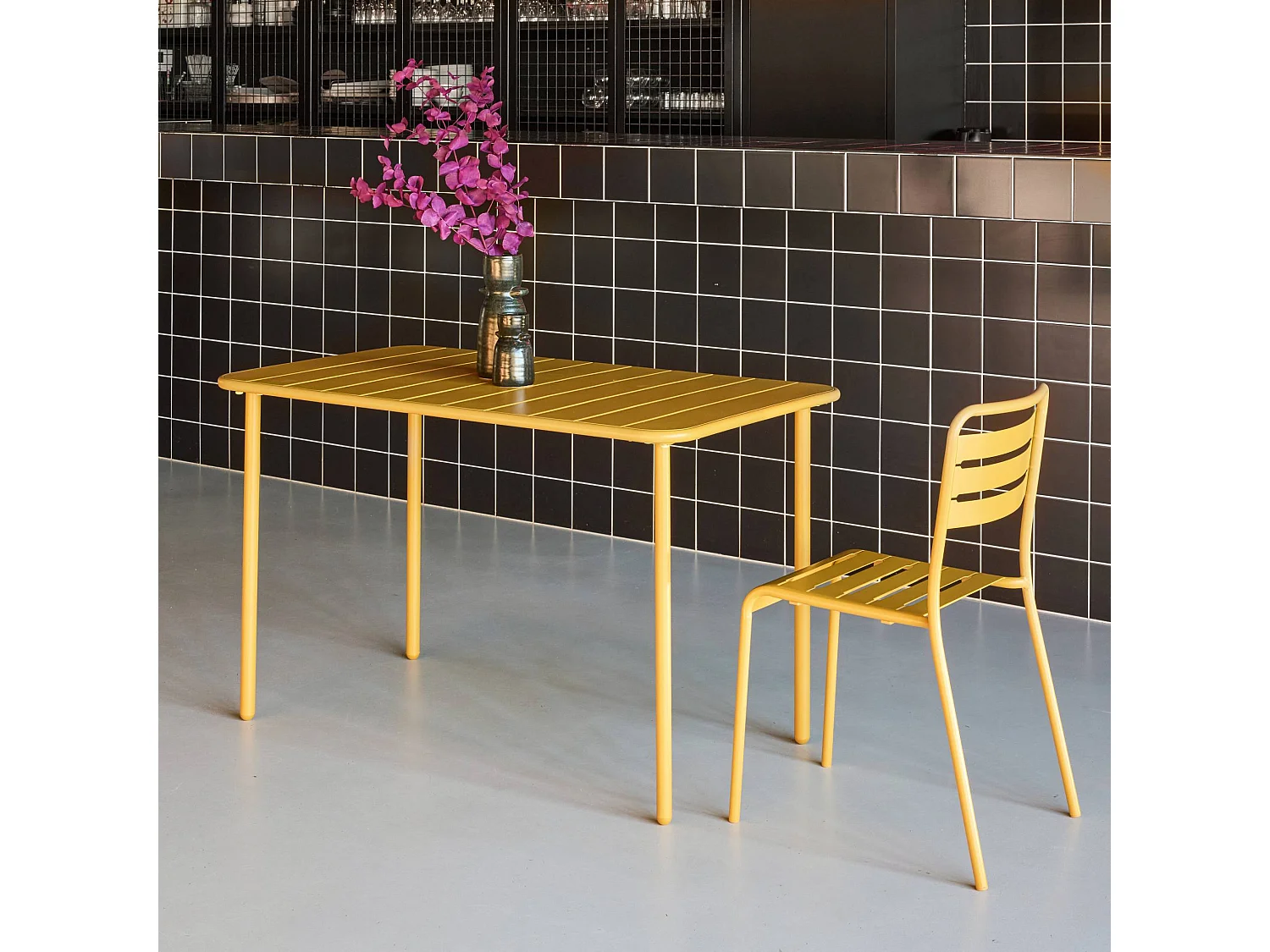 Table de jardin métal 4 places. ocre. Amelia. 120x70cm. traitement antirouille. lattes et bords arrondis