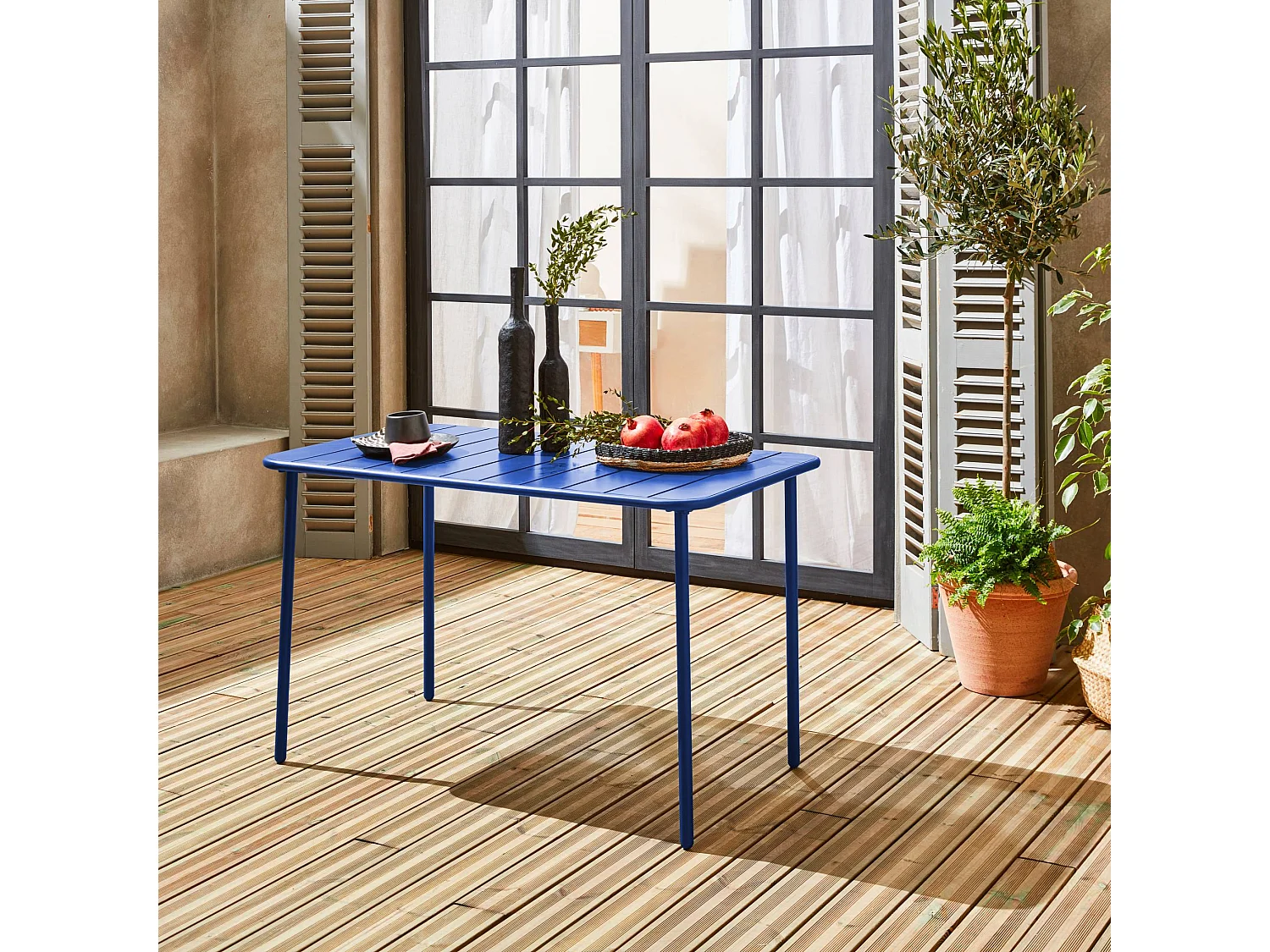 Table de jardin métal 4 places. bleu électrique. Amelia. 120x70cm. traitement antirouille. lattes et bords arrondis